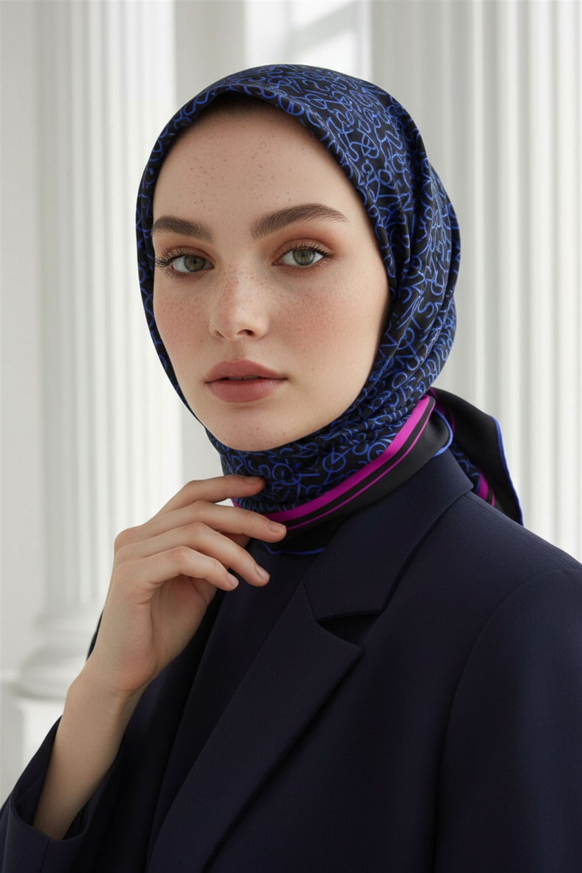 %100 Twill İpek Harf Desenli Siyah - Saks Renkli 90x90 Eşarp Dikim Şekli : El Dikişi
