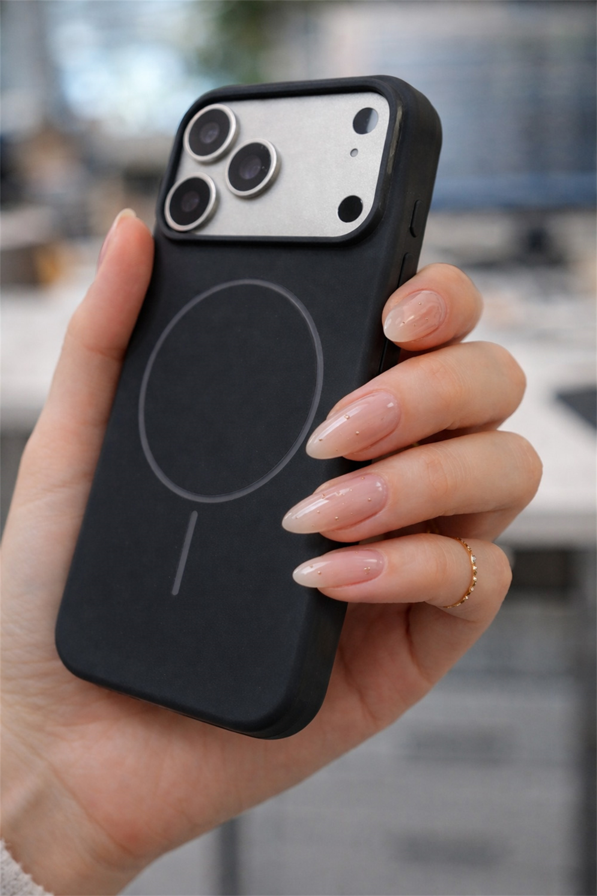 iPhone 17 Pro Max Uyumlu İçi Kadife Magsafe Wireless Şarj Özellikli Siyah Renkli Telefon Kılıfı