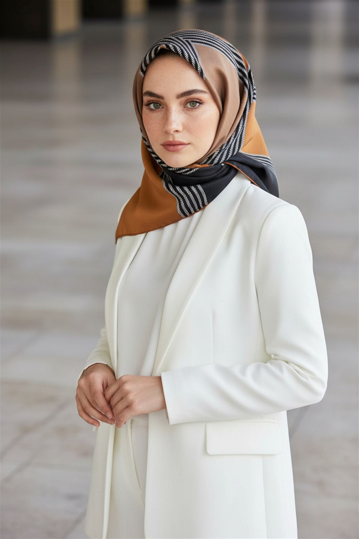 % 57 İPEK % 43 VİSKON Twill İpek Geometrik Desenli Hardal Renkli 90x90 Eşarp Dikim Şekli : El Dikişi