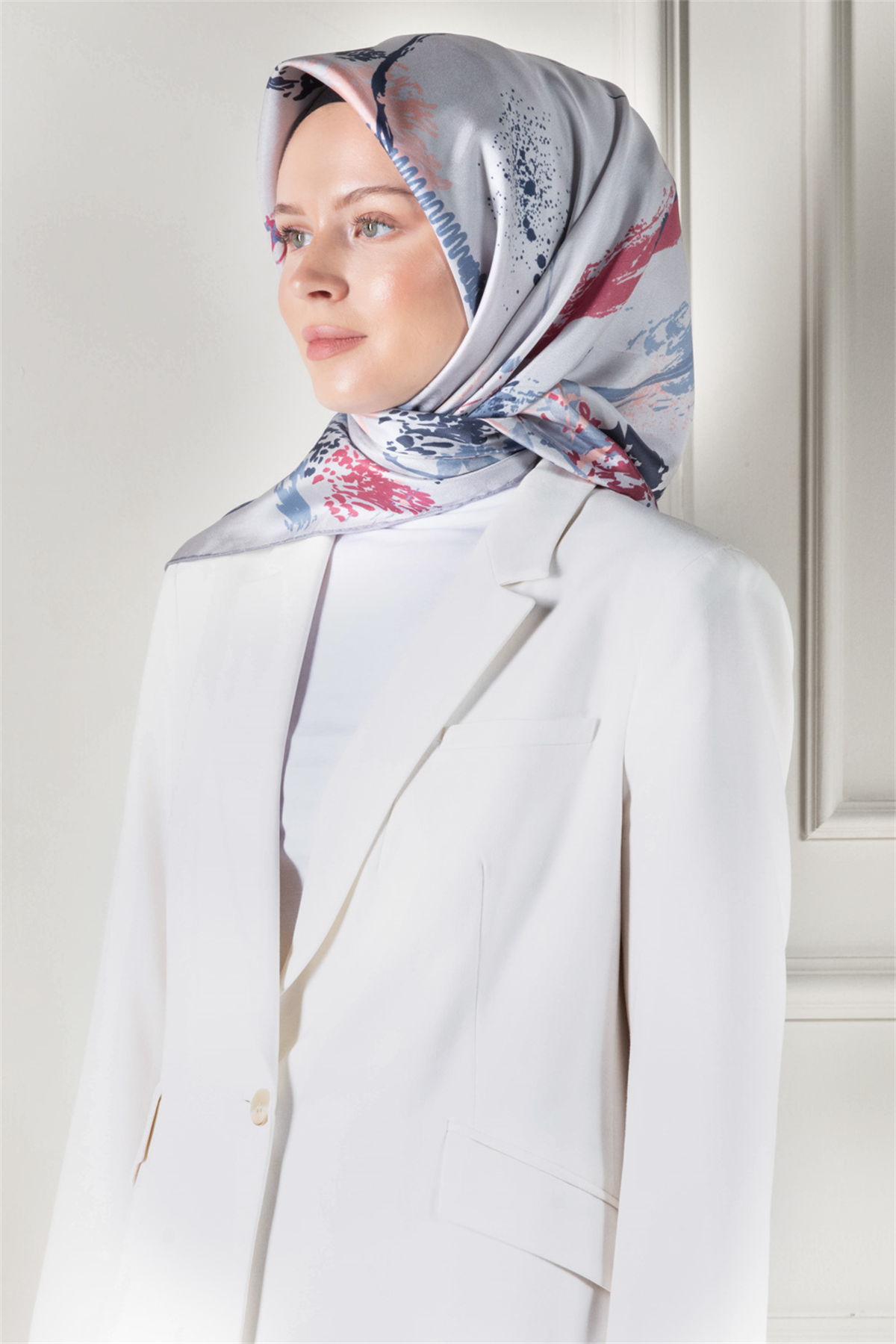 %100 Twill İpek Suluboya Çiçek Desenli Gri - Pudra Renkli 90x90 Eşarp Dikim Şekli : El Dikişi