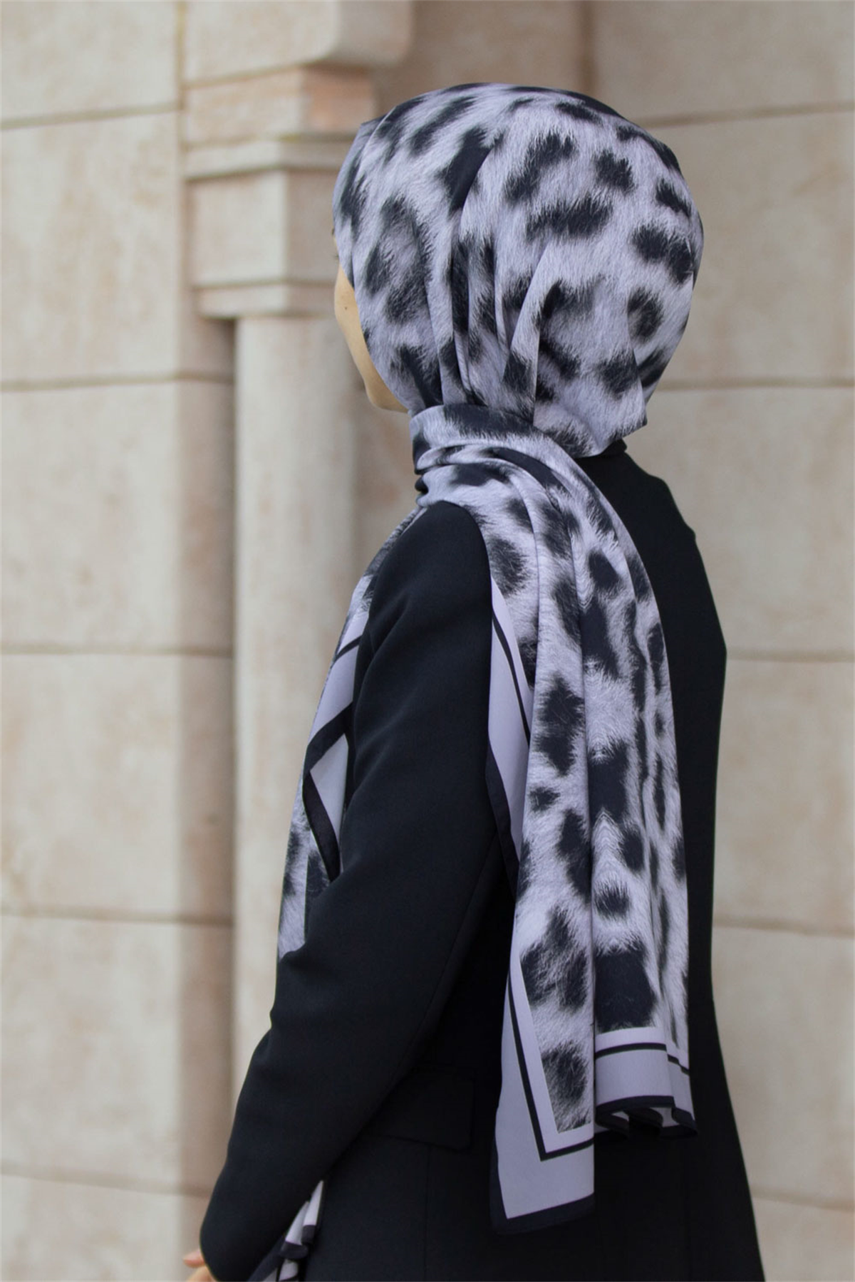LÜKS MEDİNE İPEĞİ LEOPAR DESENLİ SİYAH  RENKLİ 75X195 KIRIŞMAZ ŞAL MOSS KREP DİKİŞ TİPİ İTALYAN DİKİŞLİ