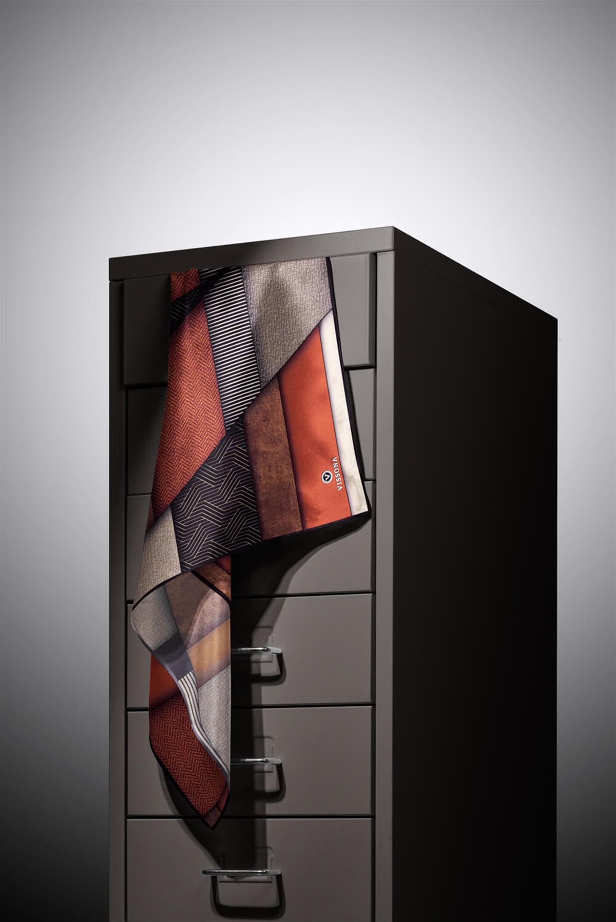 %100 Twill İpek Dokulu ve Geometrik Desenli Taba - Siyah Renkli 90x90 Eşarp Dikim Şekli : El Dikişi