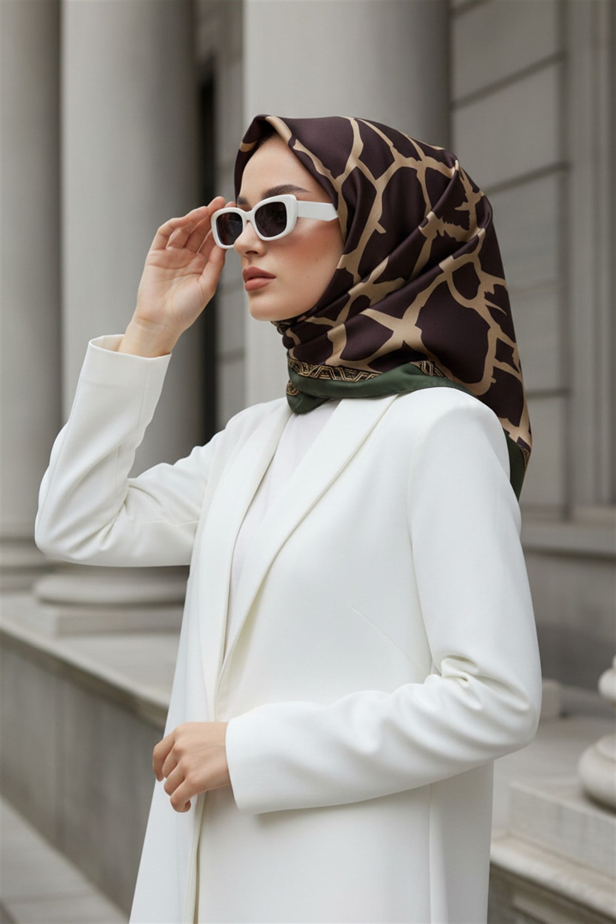 %100 Twill Taş Desenli Bej - Haki Renkli 90x90 Eşarp Dikim Şekli: El Dikişi