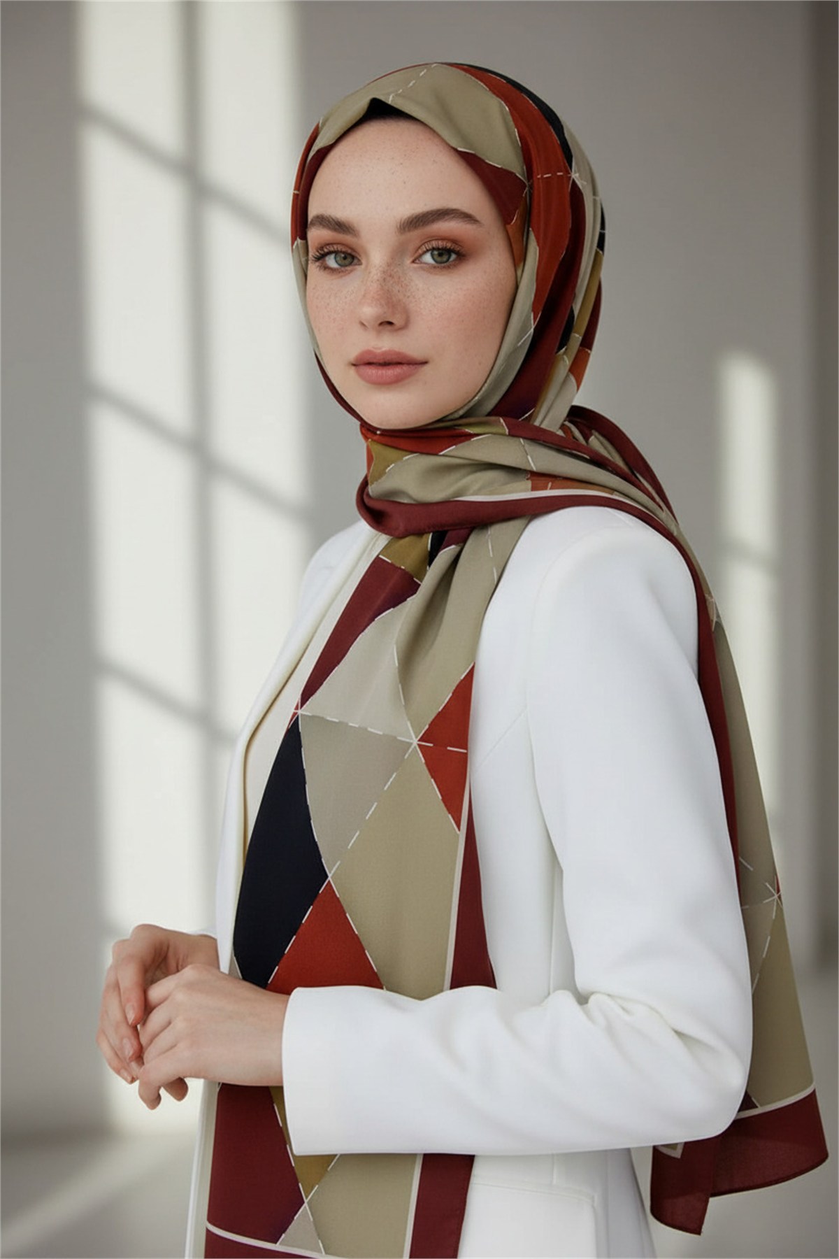 KREP ÜÇGEN YAMA DESENLİ BORDO RENKLİ 75X195 KIRIŞMAZ ŞAL