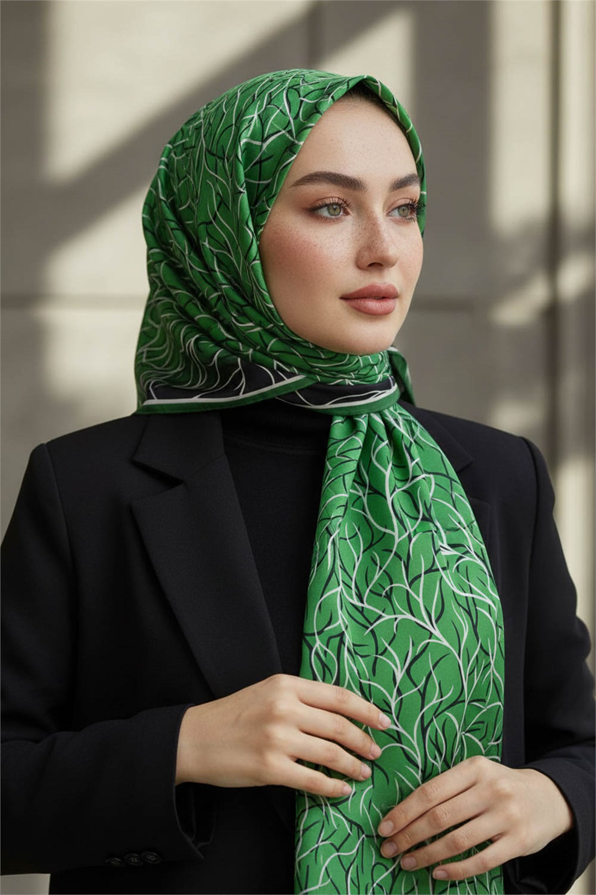 KREP GEOMETRİK DESENLİ ZÜMRÜT YEŞİLİ RENKLİ 75X195 KIRIŞMAZ ŞAL