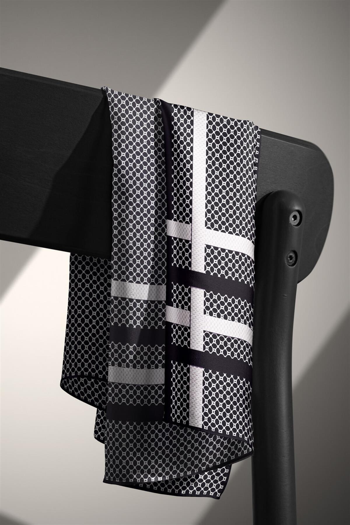 %100 Twill İpek Bantlı Monogram Desenli Siyah - Krem Renkli 90x90 Eşarp Dikim Şekli : El Dikişi