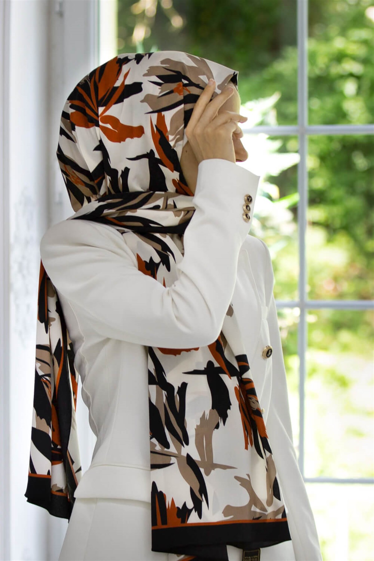 KREP YAPRAK DESENLİ SİYAH - TABA RENKLİ 75X195 KIRIŞMAZ ŞAL