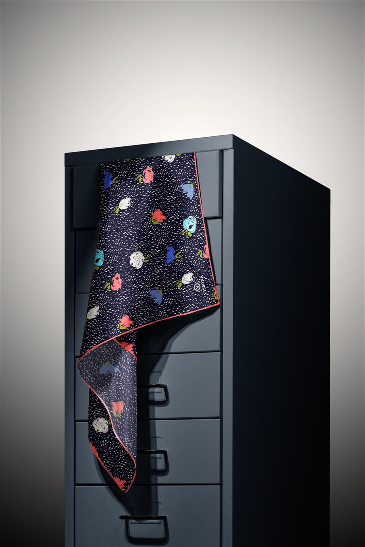 %100 Twill İpek Çıtır Çiçek Desenli Lacivert - Saks Renkli 90x90 Eşarp Dikim Şekli : El Dikişi