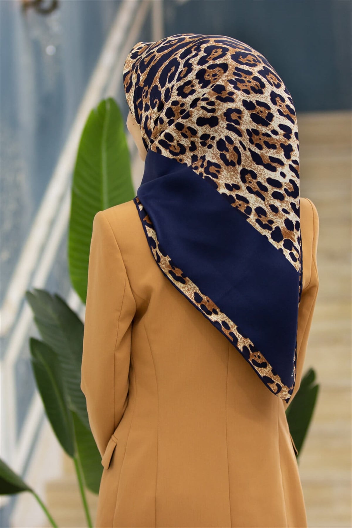 %100 Twill İpek Leopar Desenli Lacivert Renkli 90x90 Eşarp Dikim Şekli : El Dikişi