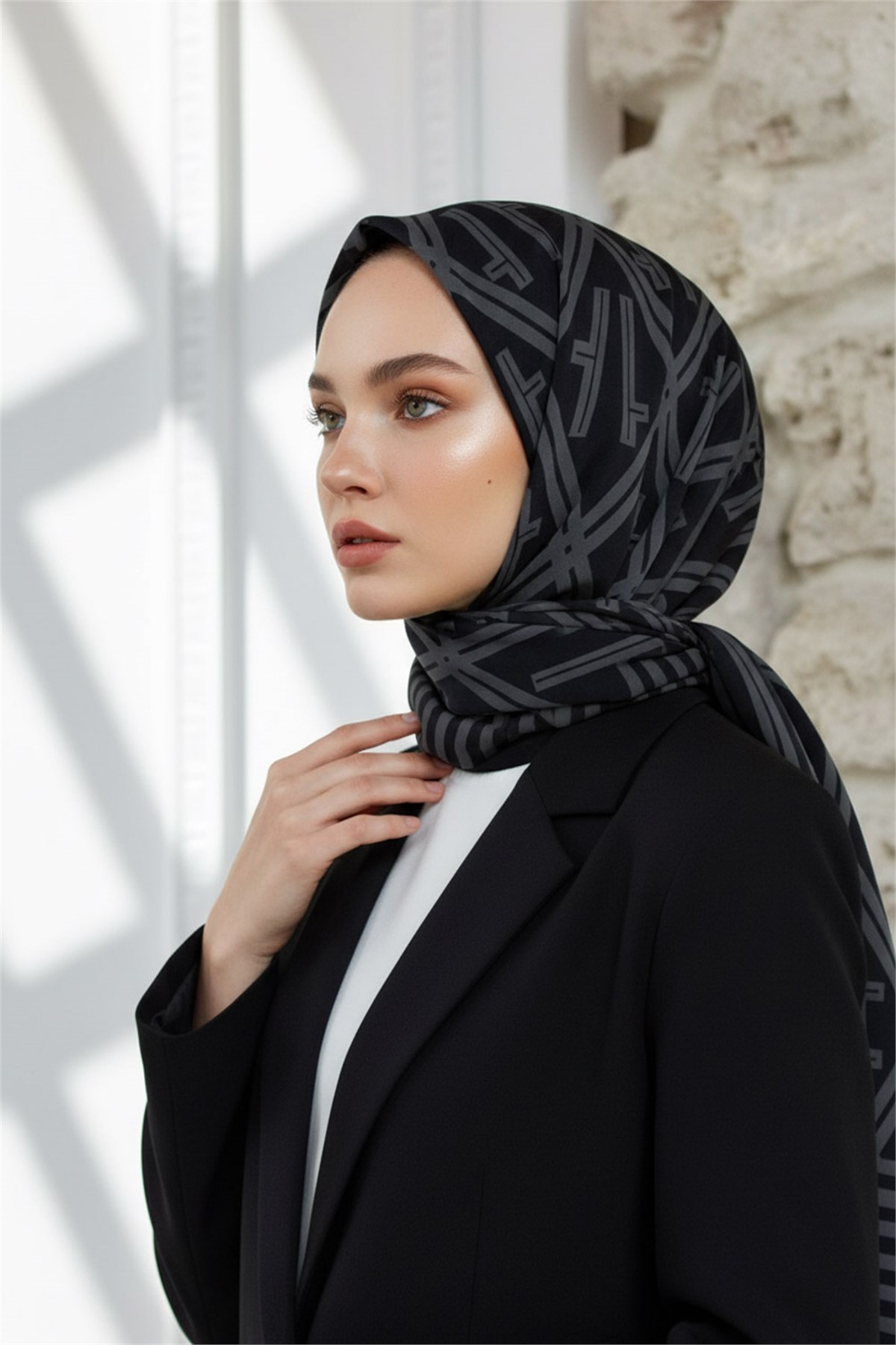 KREP MONOGRAM DESENLİ SİYAH - GRİ RENKLİ 75X195 KIRIŞMAZ ŞAL