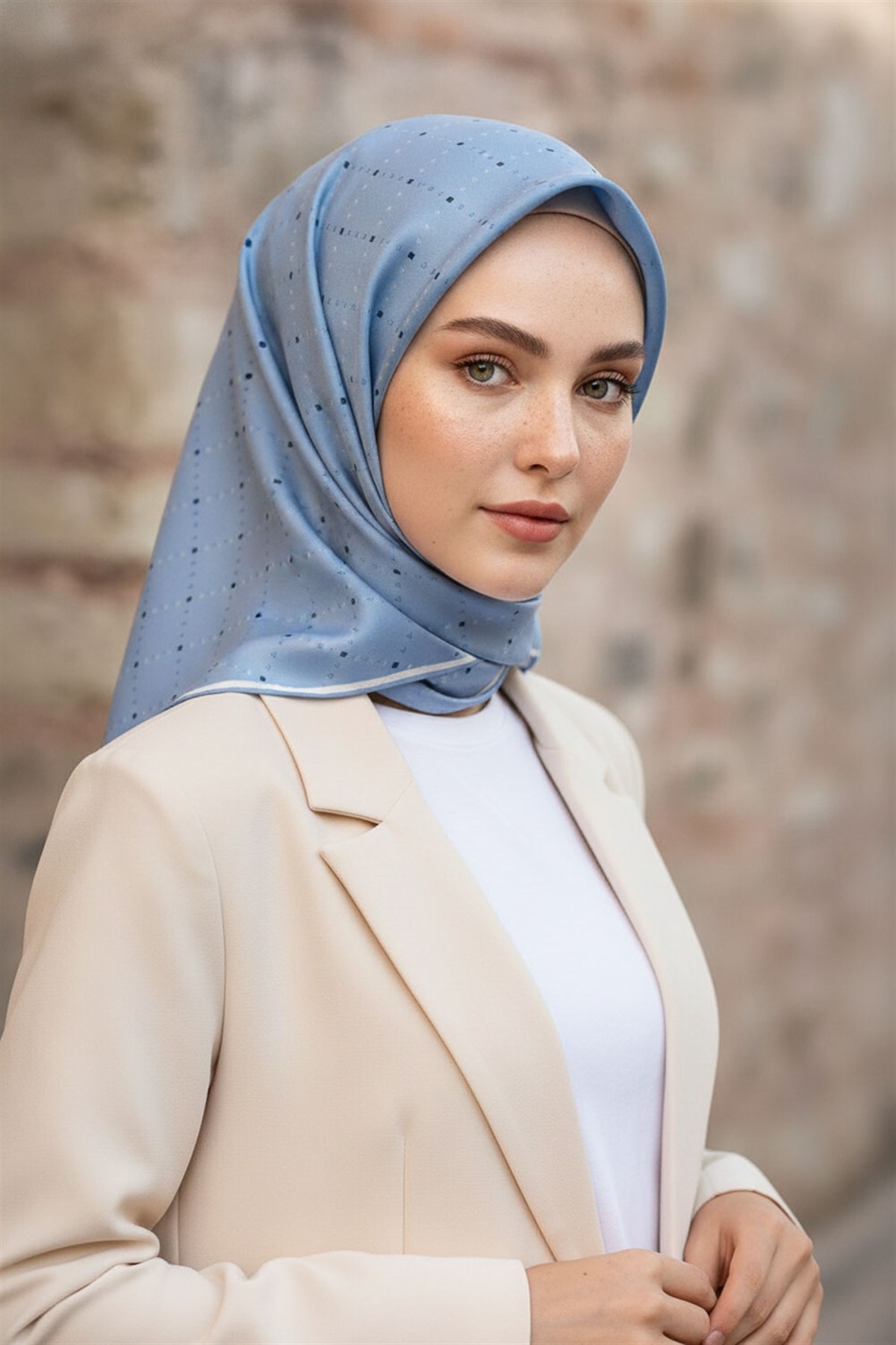 % 57 İPEK % 43 VİSKON Twill İpek Minik V Desenli Bebe Mavisi Renkli 90x90 Eşarp Dikim Şekli : El Dikişi