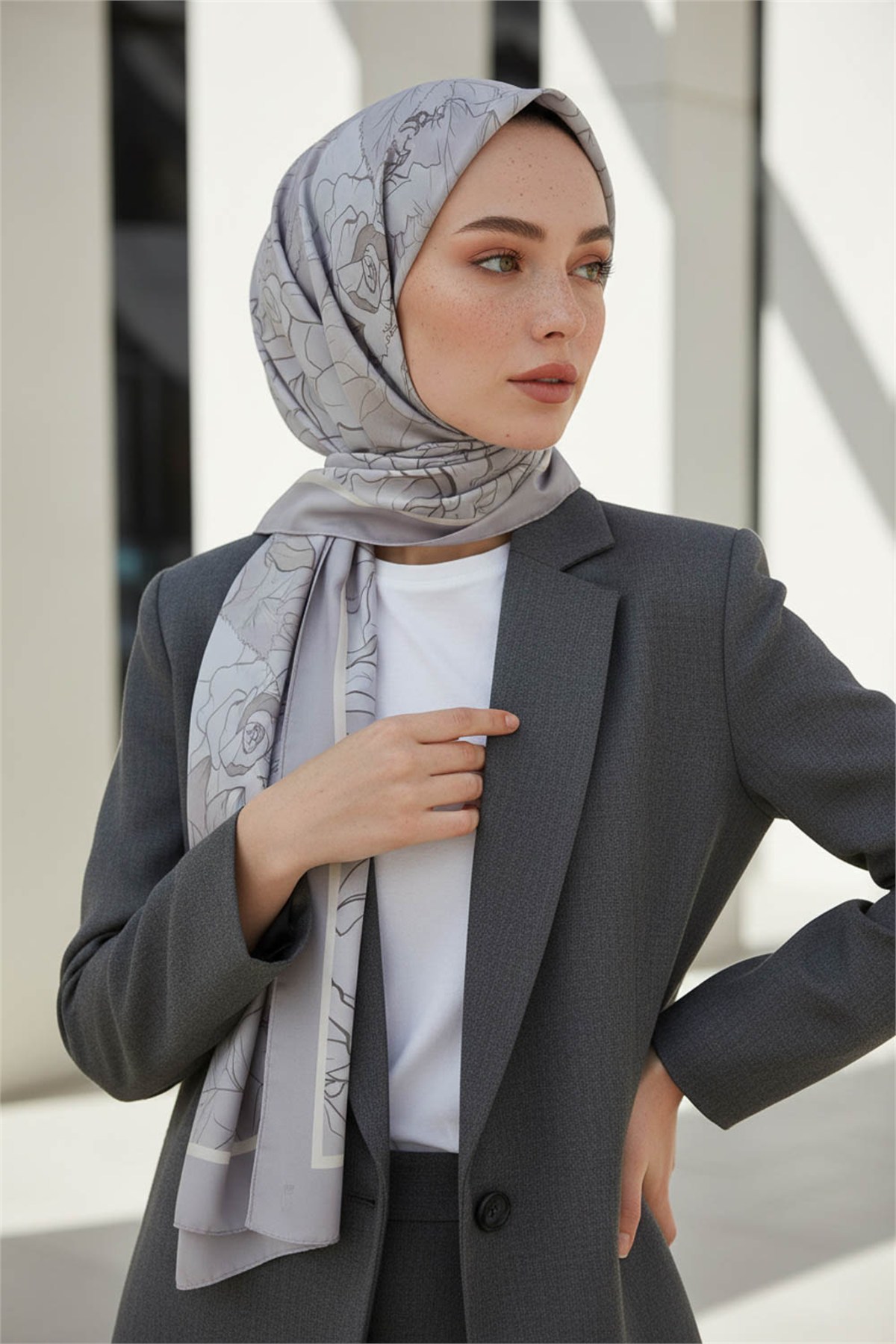 KREP ÇİÇEK DESENLİ GRİ RENKLİ 75X195 KIRIŞMAZ ŞAL