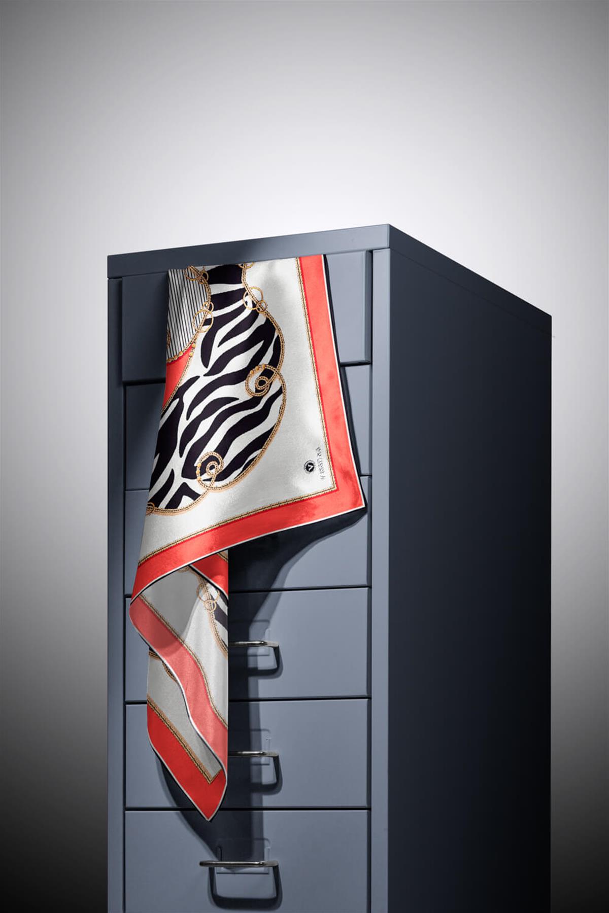 %100 Twill İpek Zincirli Ve Zebra Desenli Nar Çiçeği - Siyah Renkli 90x90 Eşarp Dikim Şekli : El Dikişi