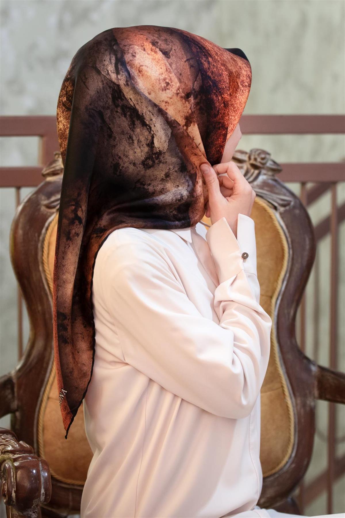 %100 Twill İpek Dokulu Ve Geometrik Desenli Taba - Hardal Renkli 90x90 Eşarp Dikim Şekli : El Dikişi