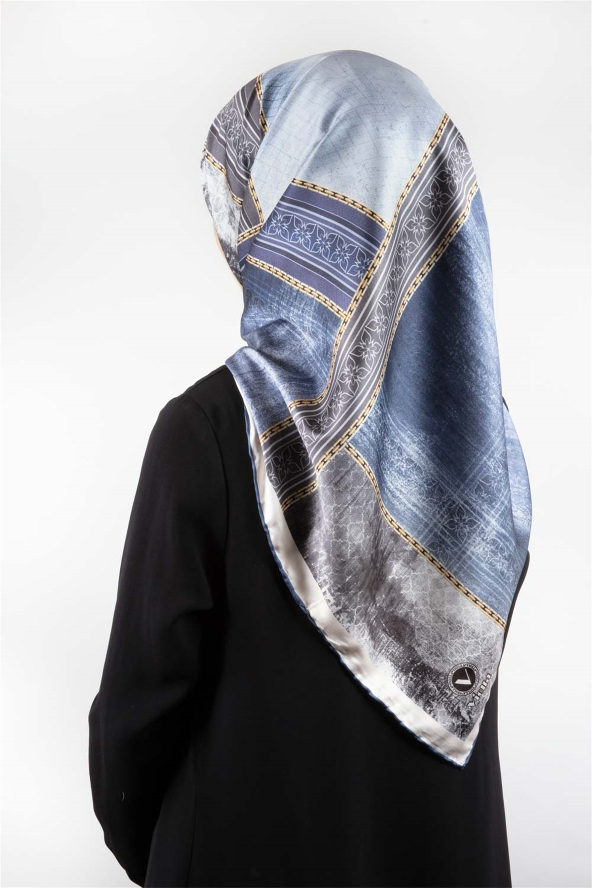Twill Dokulu Ve Geometrik Desenli Saks Renkli 90x90 Eşarp (İpek İçermez) Dikim Şekli : El Dikişi