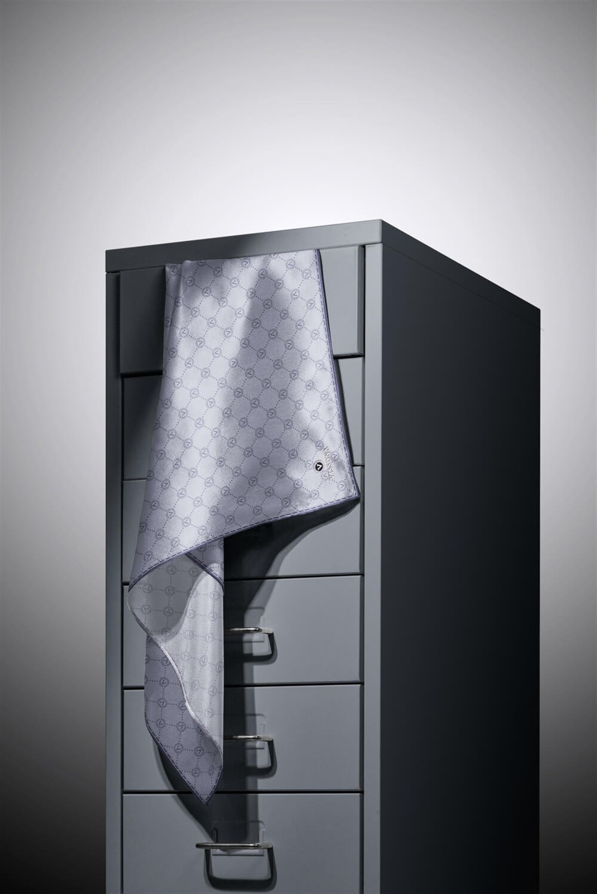 %100 Twill İpek Monogram Desenli Füme Renkli 90x90 Eşarp Dikim Şekli : El Dikişi