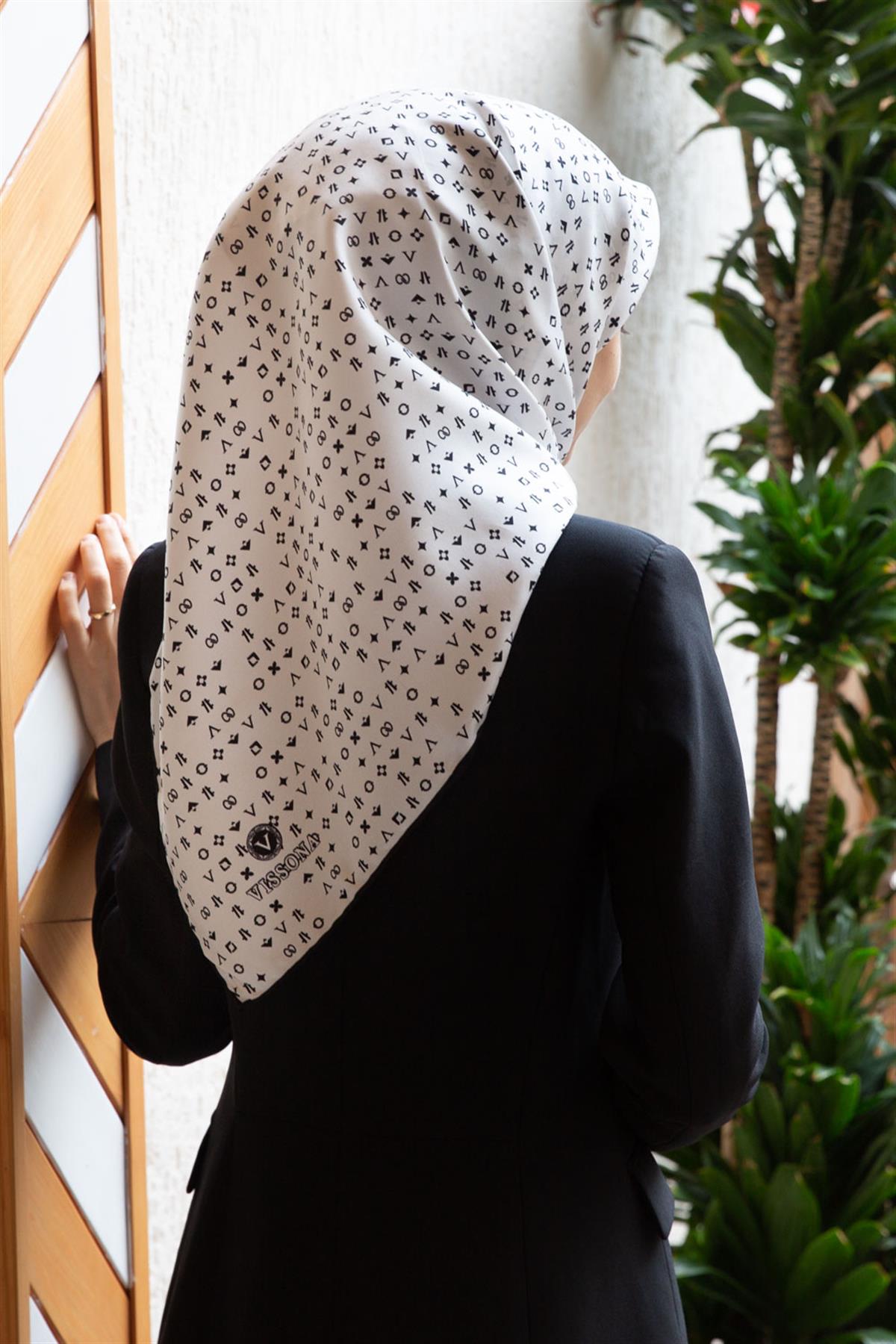 %100 Twill İpek Çıtır Motif Desenli Krem - Siyah Renkli 90x90 Eşarp Dikim Şekli : El Dikişi