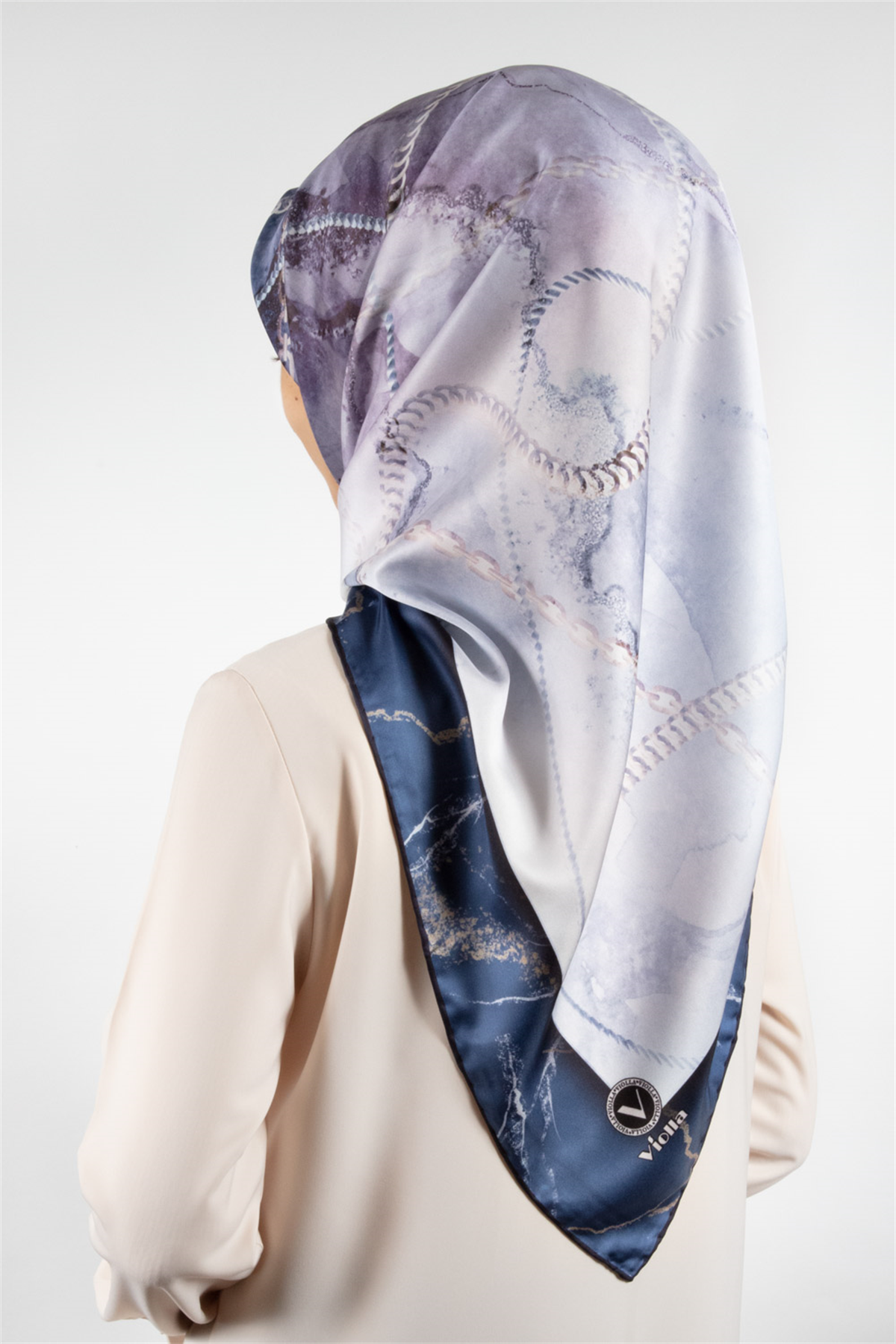 Twill Mermer ve Zincir Desenli İndigo Renkli 90x90 Eşarp (İpek İçermez) Kenar Dikiş Şekli El Dikişli