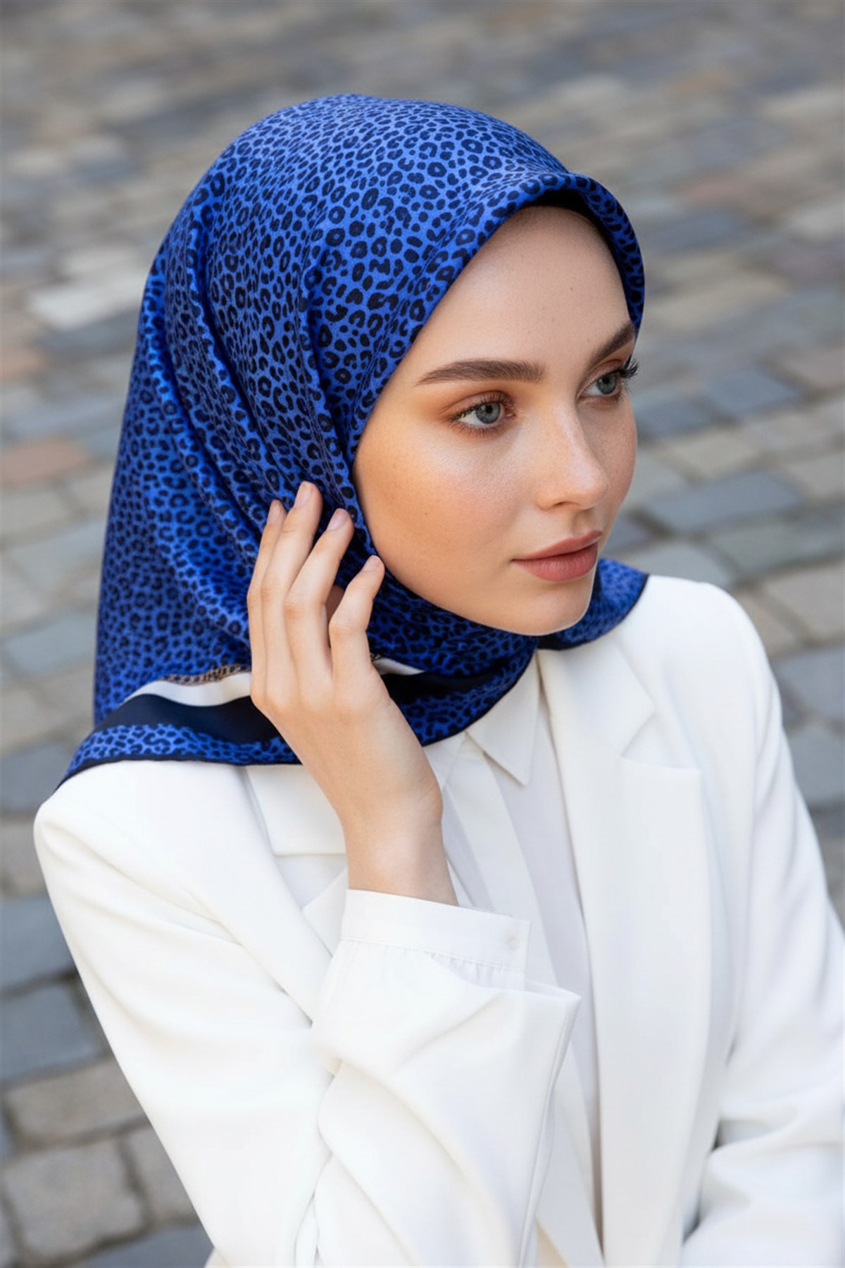 %100 Twill İpek Leopar Desenli Saks Renkli 90x90 Eşarp Dikim Şekli : El Dikişi