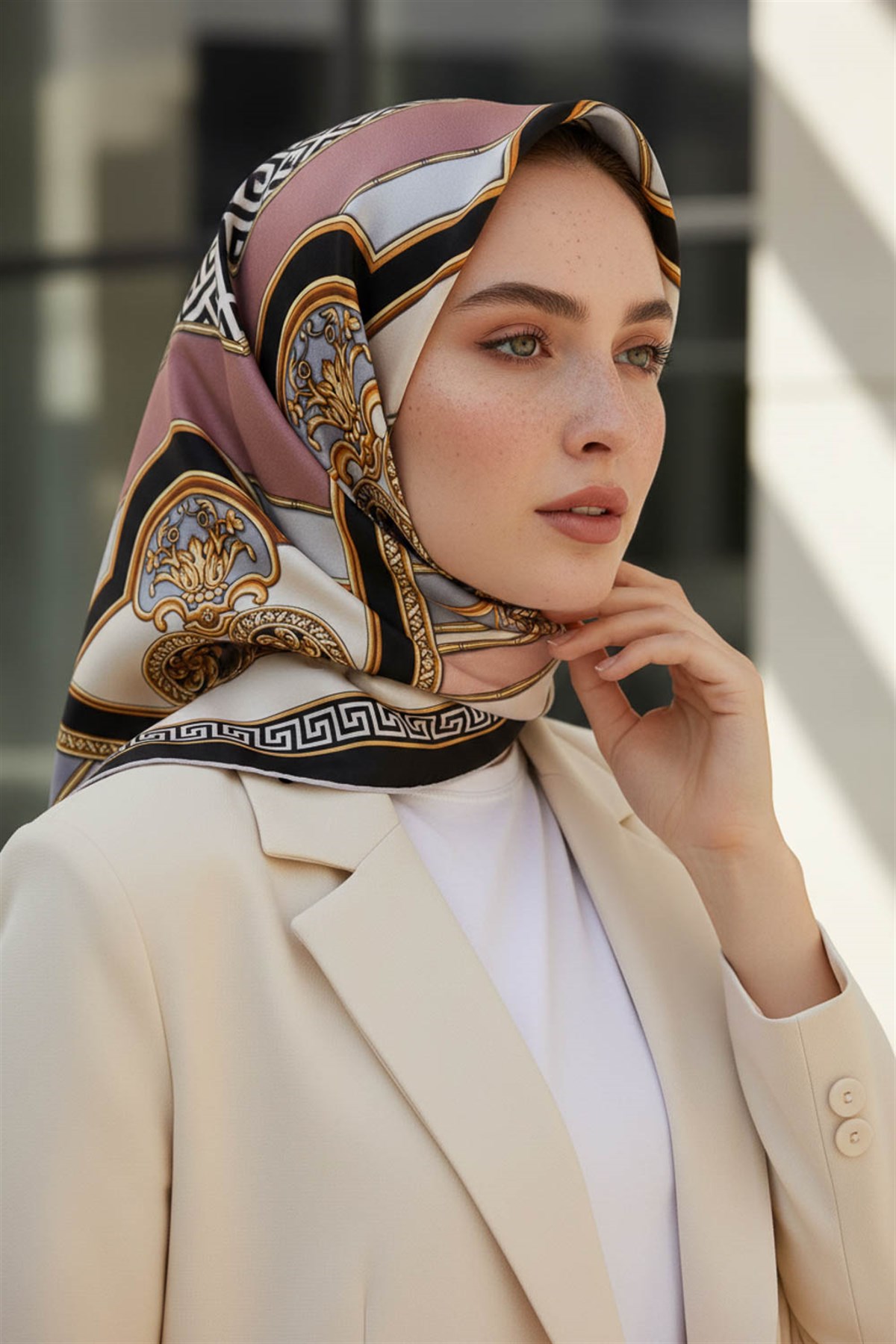 %100 Twill İpek Barok Desenli Pudra - Gri Renkli 90x90 Eşarp Dikim Şekli : El Dikişi