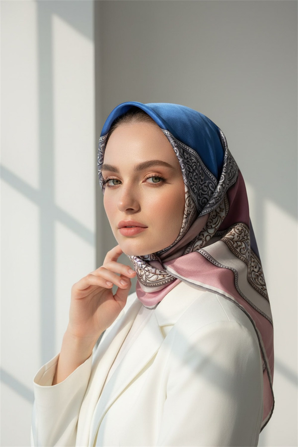 Kristal Geometrik Desenli Pudra Renkli 90x90 Eşarp (İpek İçermez) Kenar Dikiş Şekli El Dikişli