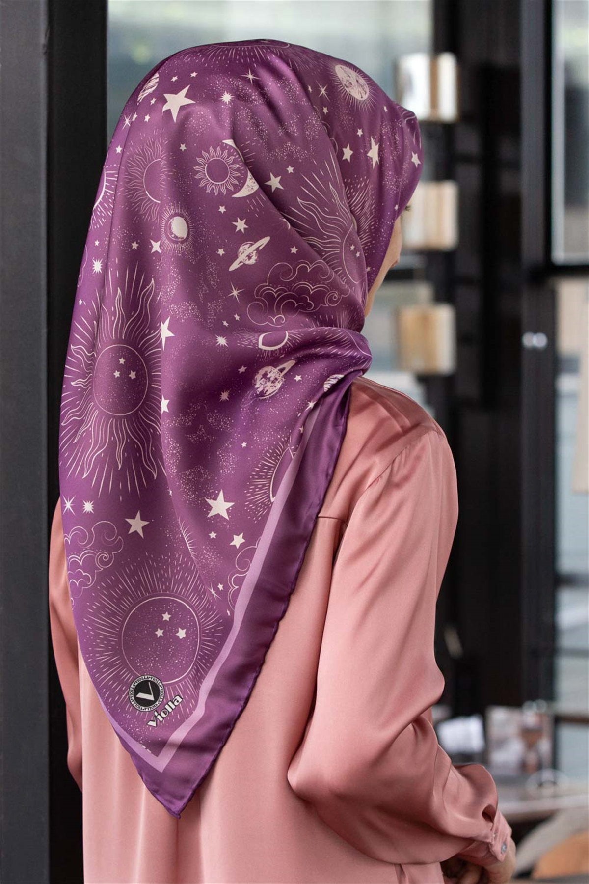 Twill Galaksi Desenli Lila Renkli 90x90 Eşarp (İpek İçermez) Dikim Şekli : El Dikişi