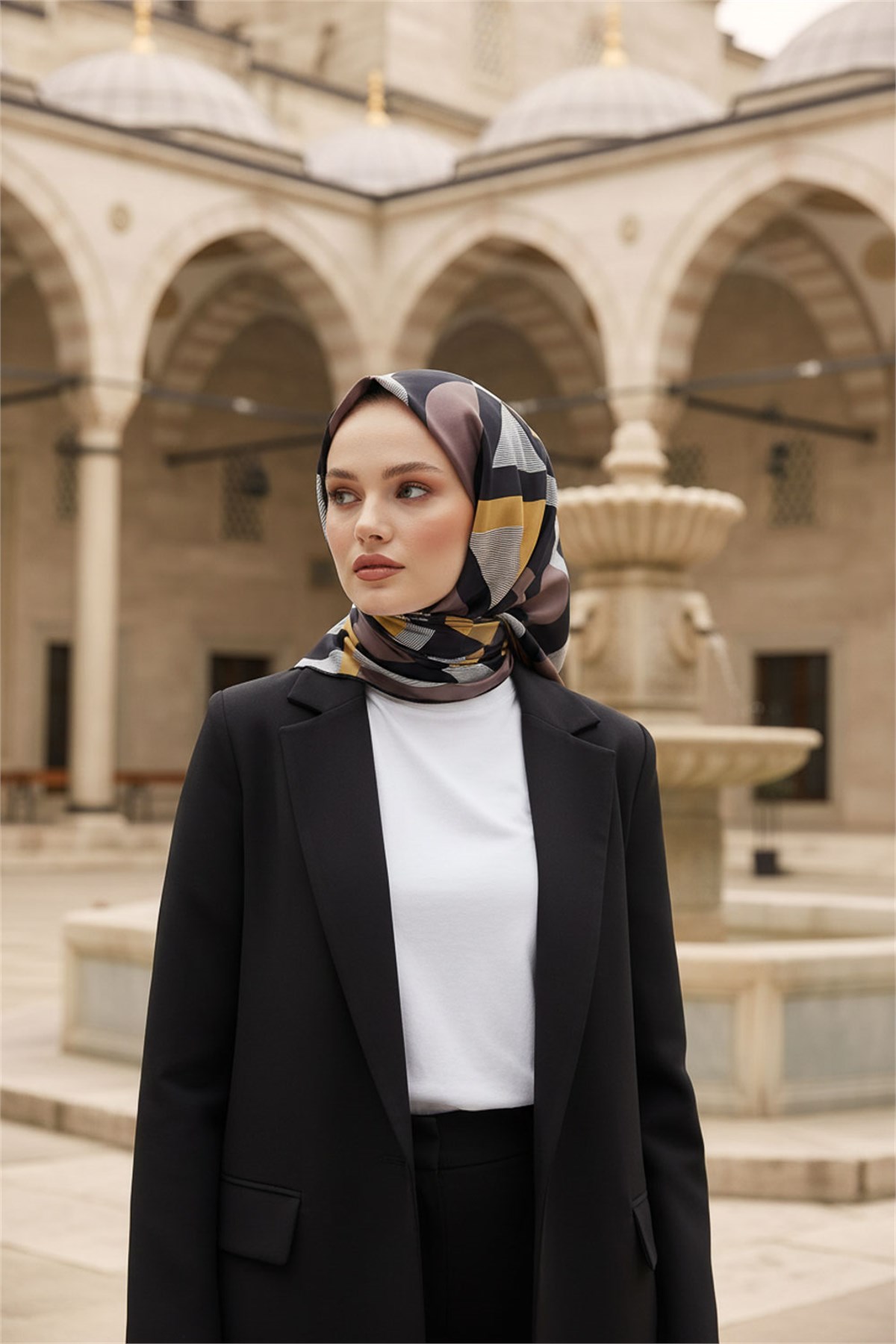 %100 Twill İpek Eşarp 90x90 Siyah Gold Geometrik Çizgi Desenli El Dikişli Kadın Eşarp