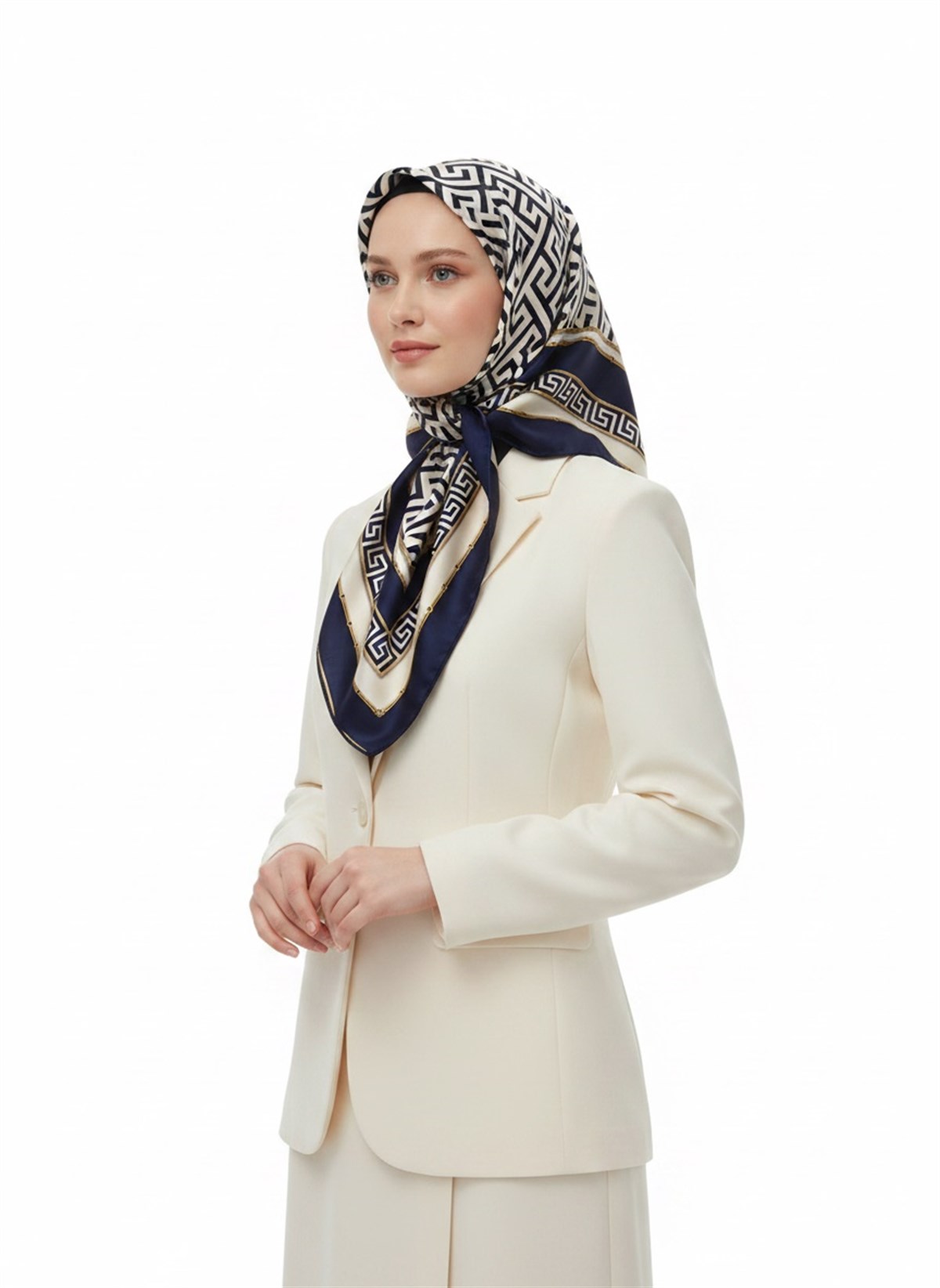 %100 Twill İpek Labirent Ve Geometrik Desenli Lacivert - Krem Renkli 90x90 Eşarp Dikim Şekli : El Dikişi