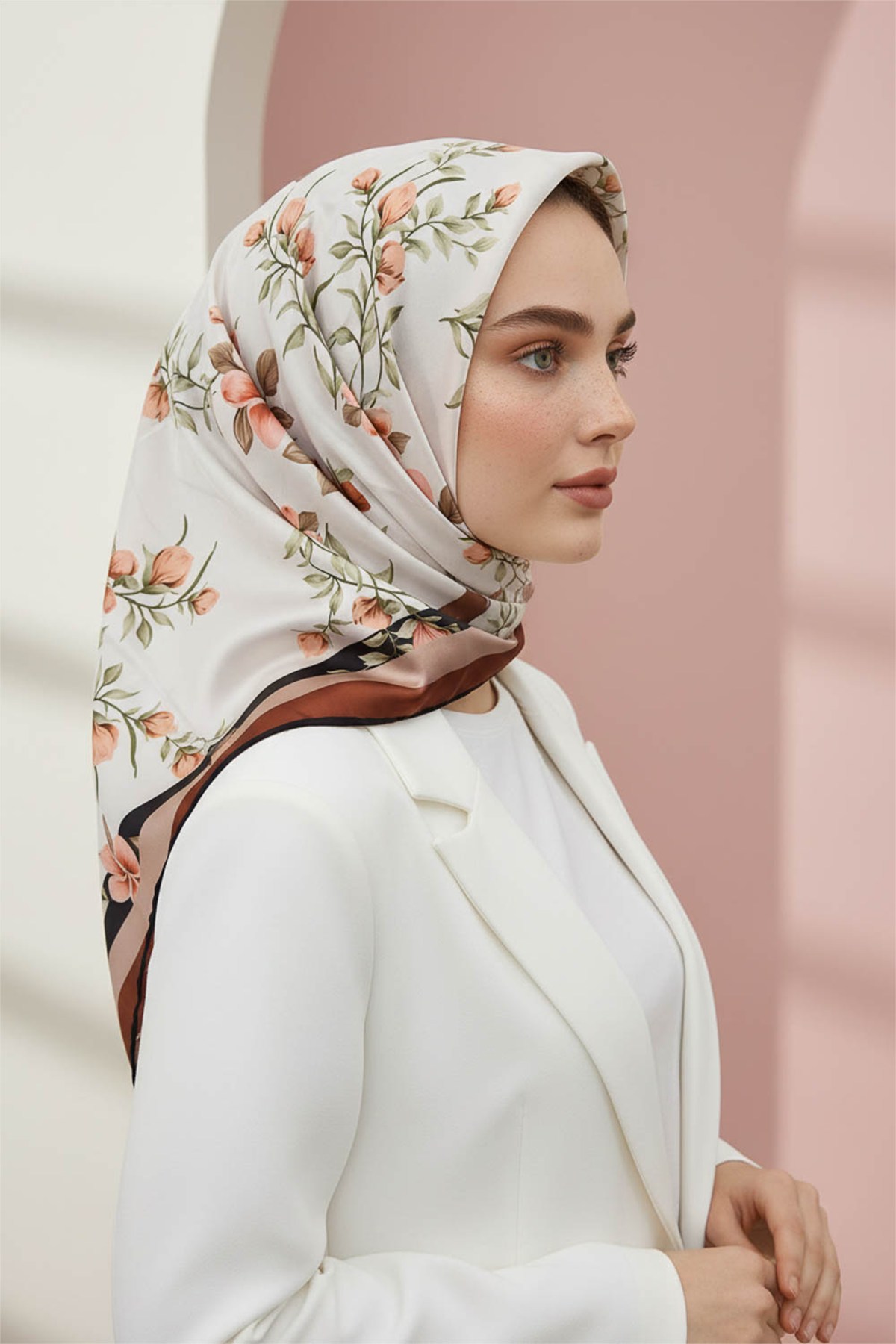 Rayon Çiçek Desenli Taba Renkli 90x90 Eşarp (İpek İçermez) Dikim Şekli : El Dikişi