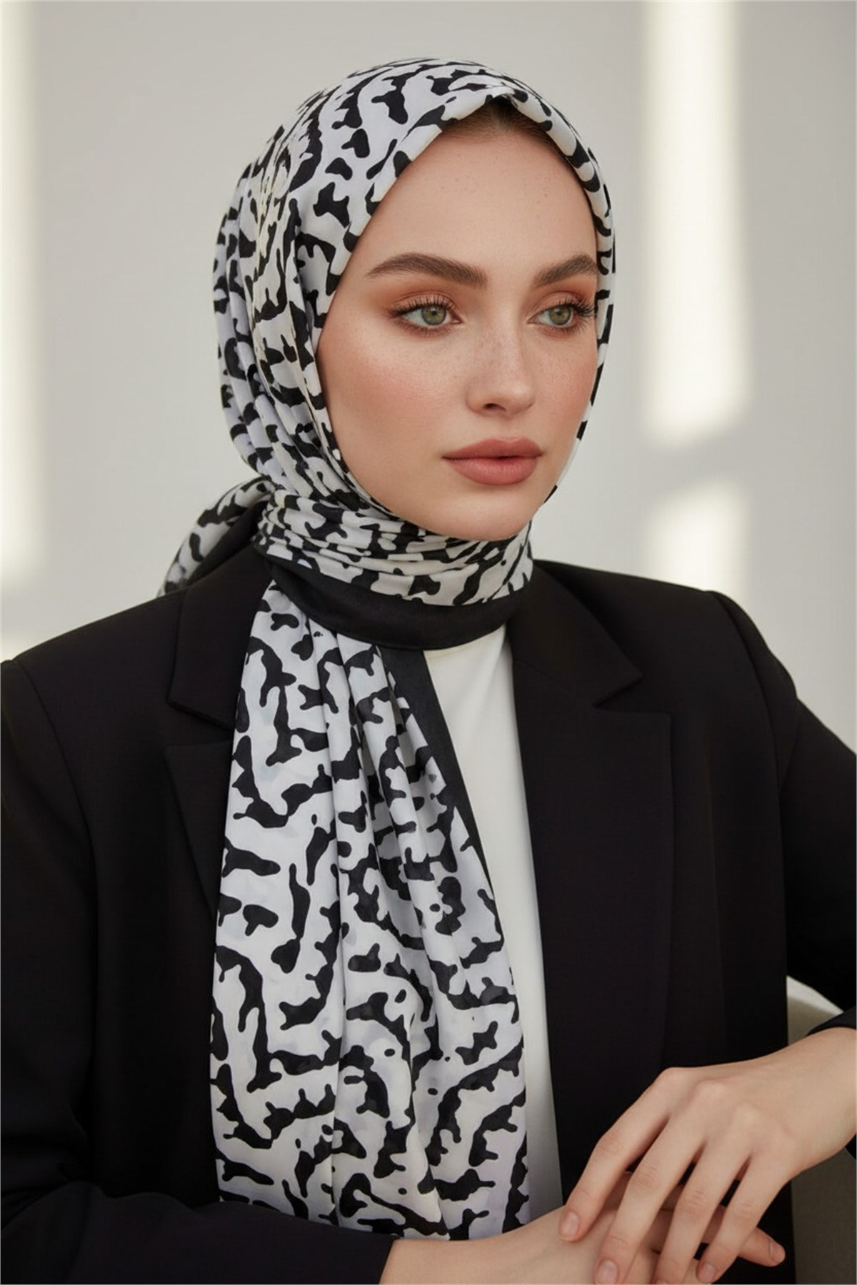 KREP GEOMETRİK DESENLİ SİYAH - BEYAZ RENKLİ 75X195 KIRIŞMAZ ŞAL