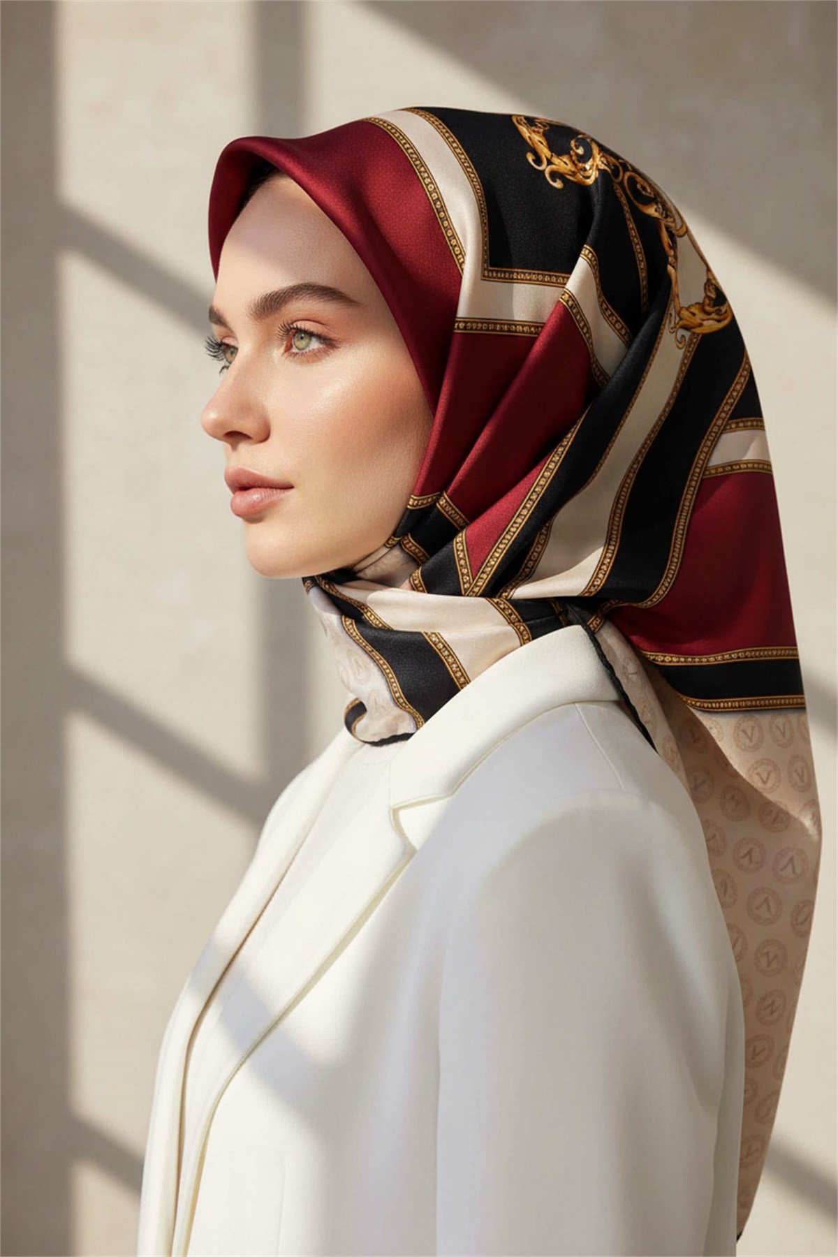 %100 Twill İpek Monogram ve Barok Desenli Bordo - Krem Renkli 90x90 Eşarp Dikim Şekli : El Dikişi