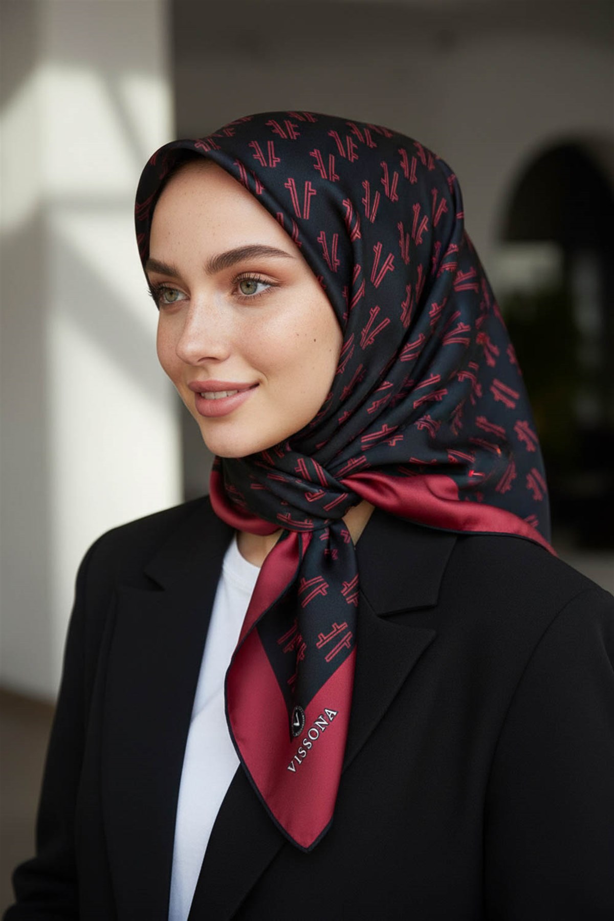 %100 Twill İpek Geometrik Desenli Bordo - Siyah Renkli 90x90 Eşarp Dikim Şekli : El Dikişi