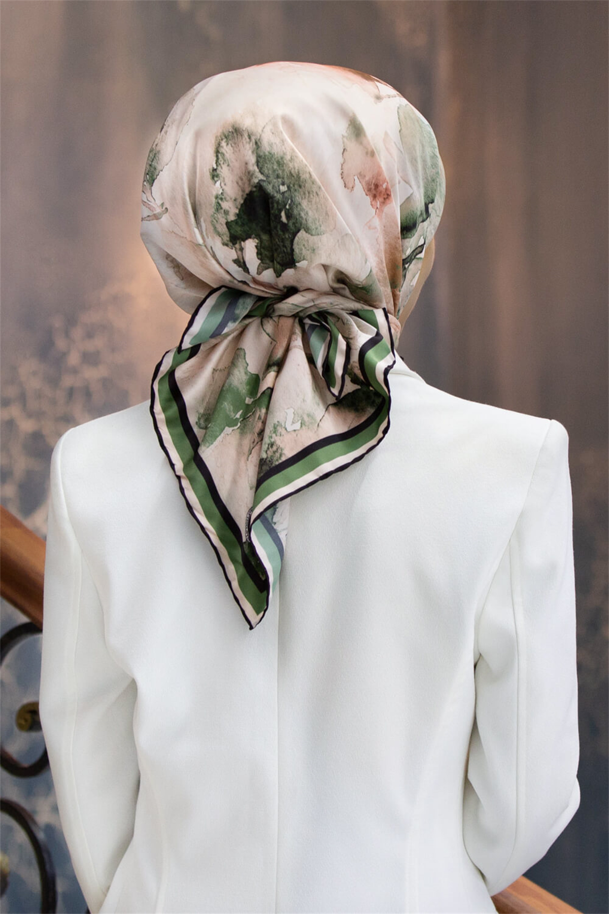 Rayon Sulu Boya Çiçek Desenli Koyu Mint Yeşili Renkli 90x90 Dikim Şekli : El Dikişi Eşarp (İpek İçermez)