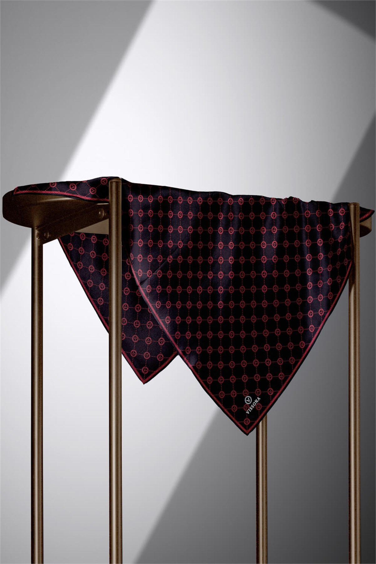 %100 Twill İpek Monogram Desenli Siyah - Kırmızı Renkli 90x90 Eşarp Dikim Şekli : El Dikişi