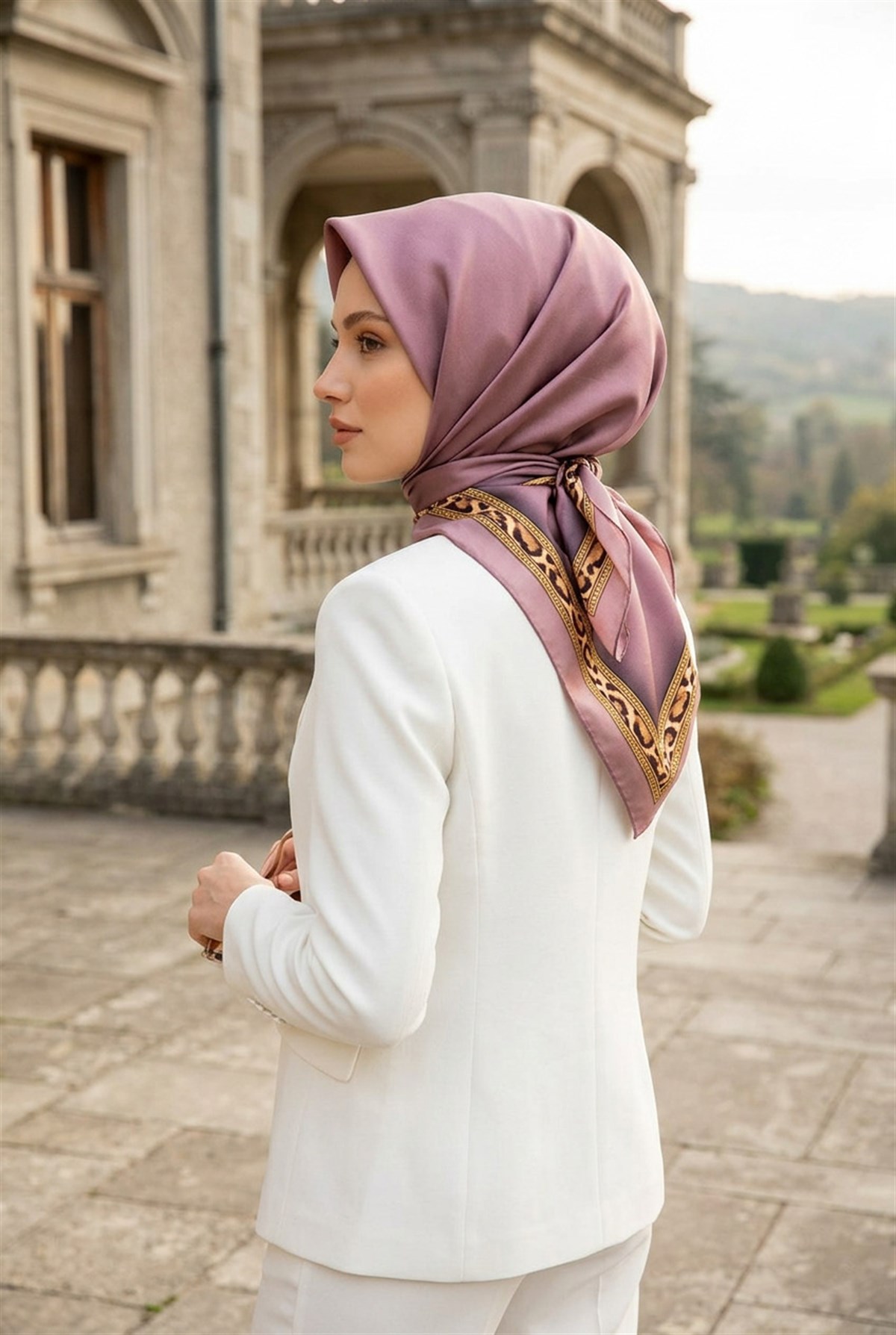 %100 Twill İpek Bordürü Leoparlı Düz Desenli Gül Kurusu - Gold Renkli 90x90 Eşarp Dikim Şekli : El Dikişi
