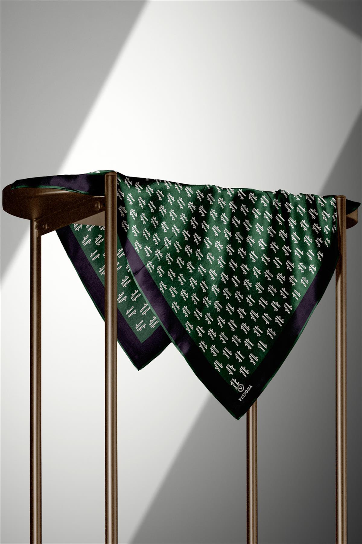 %100 Twill İpek Geometrik Desenli Zümrüt Yeşili Renkli 90x90 Eşarp Dikim Şekli : El Dikişi