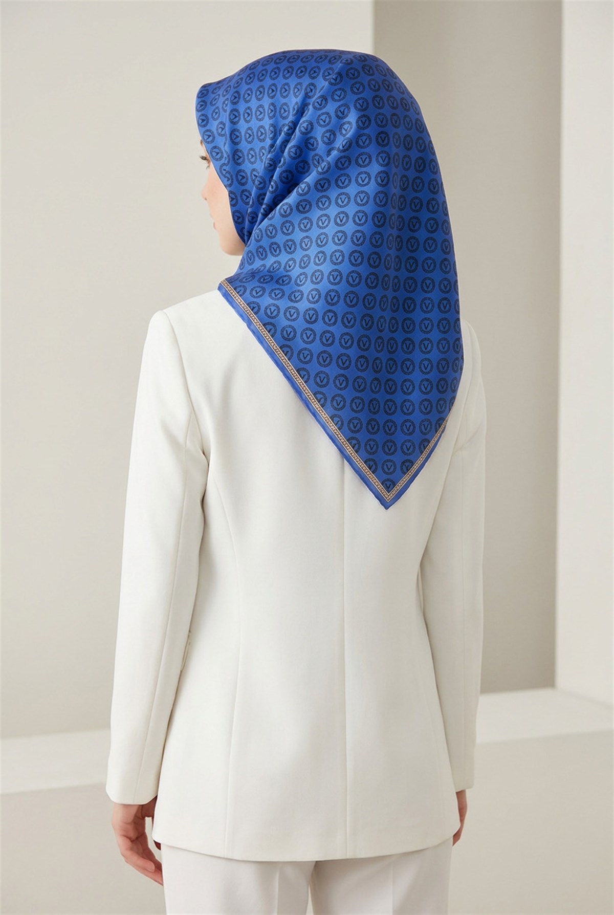 %100 Twill İpek Monogram Desenli Saks Renkli 90x90 Eşarp Dikim Şekli : El Dikişi