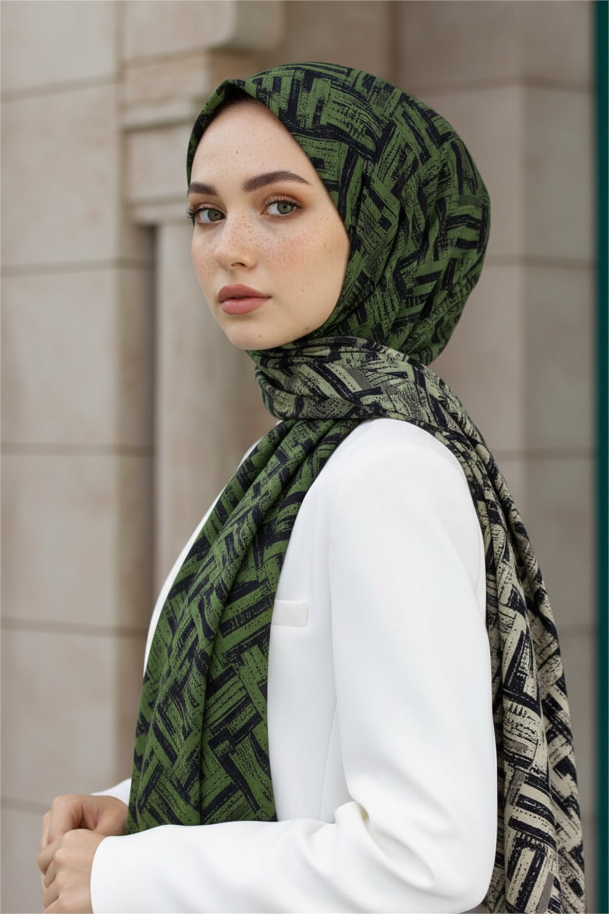 KREP DEGRADELİ ÇİZGİ DESENLİ ZÜMRÜT YEŞİLİ RENKLİ 75X195 KIRIŞMAZ ŞAL
