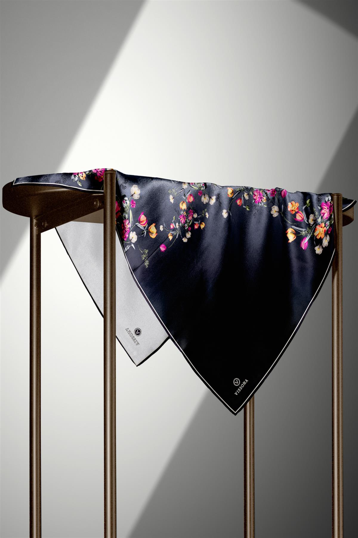 %100 Twill İpek Sonsuz Çiçek Desenli Siyah Renkli 90x90 Eşarp Dikim Şekli : El Dikişi