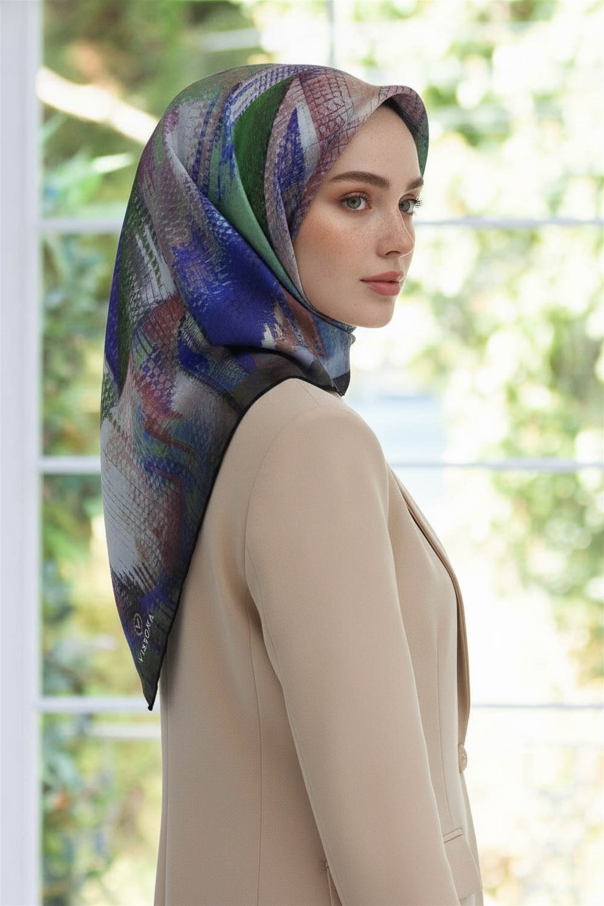 %100 Twill İpek Efektli ve Geometrik Desenli Saks - Mint Yeşili Renkli 90x90 Eşarp Dikim Şekli : El Dikişi