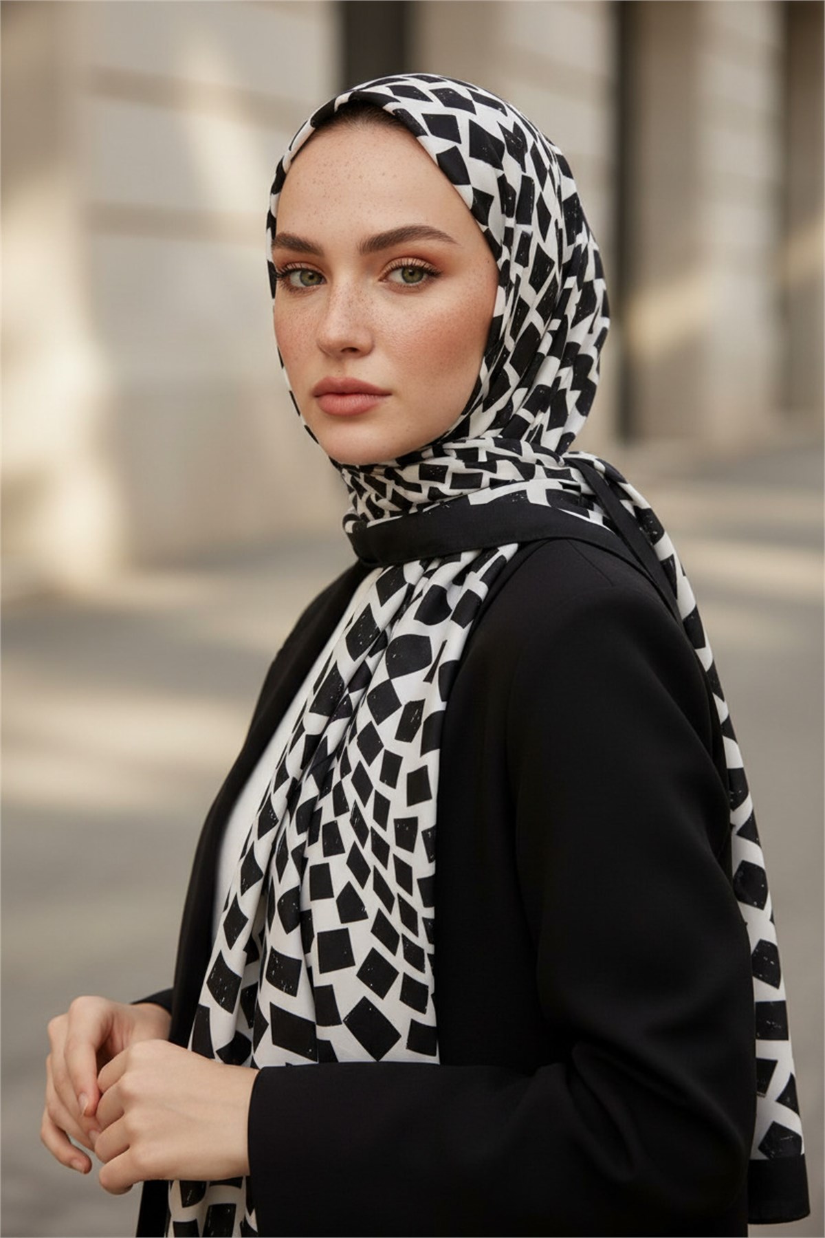 KREP GEOMETRİK DESENLİ SİYAH - BEYAZ RENKLİ 75X195 KIRIŞMAZ ŞAL