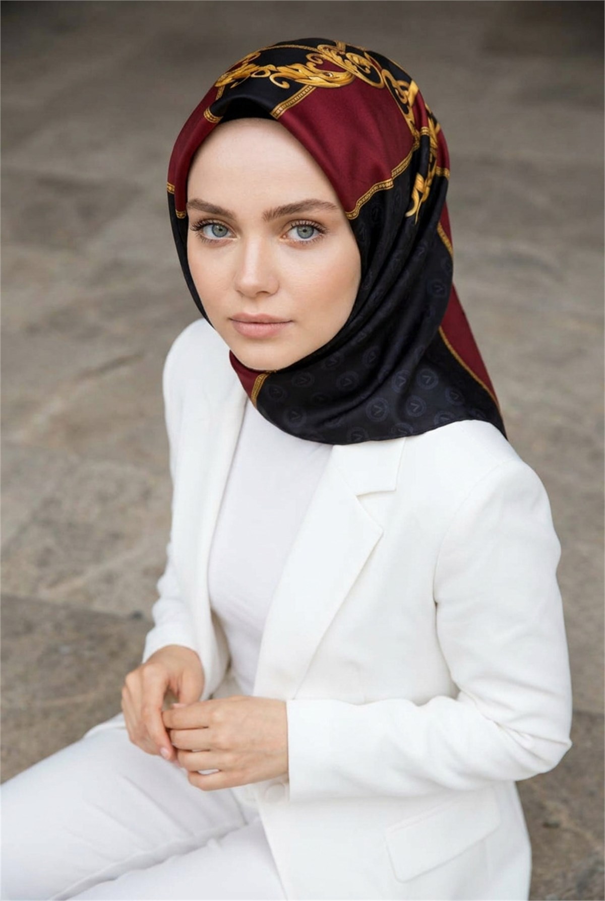 %100 Twill İpek Eşarp 90x90 Siyah Bordo Monogram Barok Desenli El Dikişli Kadın Eşarp
