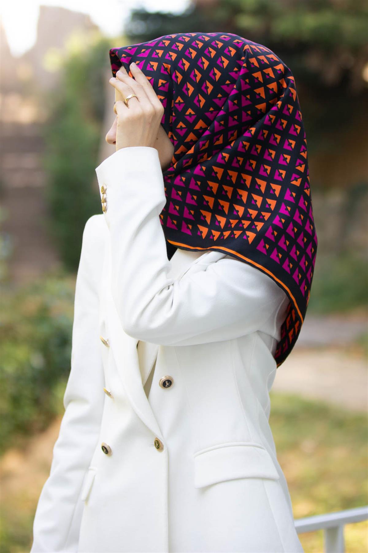 %100 Twill İpek Geometrik Desenli Fuşya - Turuncu Renkli 90x90 Eşarp Dikim Şekli : El Dikişi