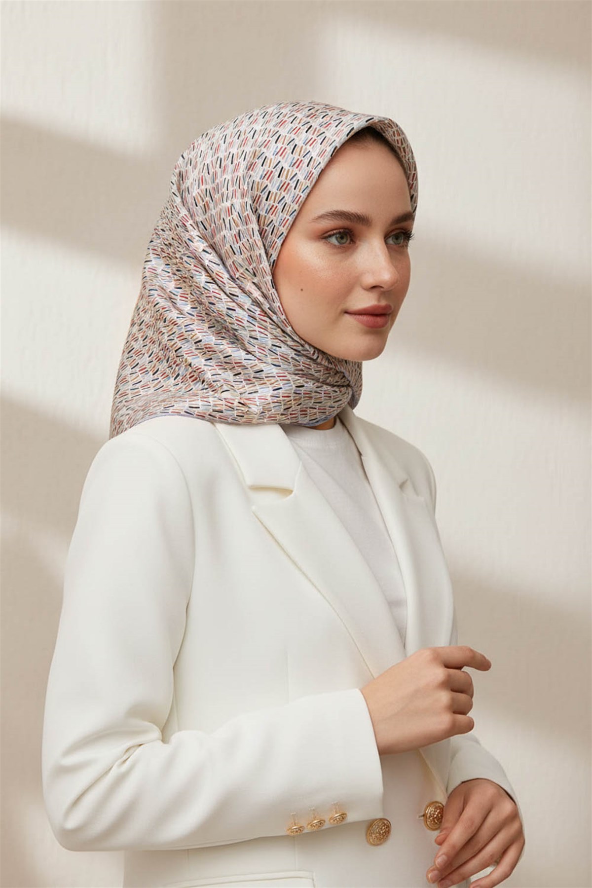 %100 Twill İpek Çizgi Desenli Gri Renkli 90x90 Eşarp Dikim Şekli : El Dikişi