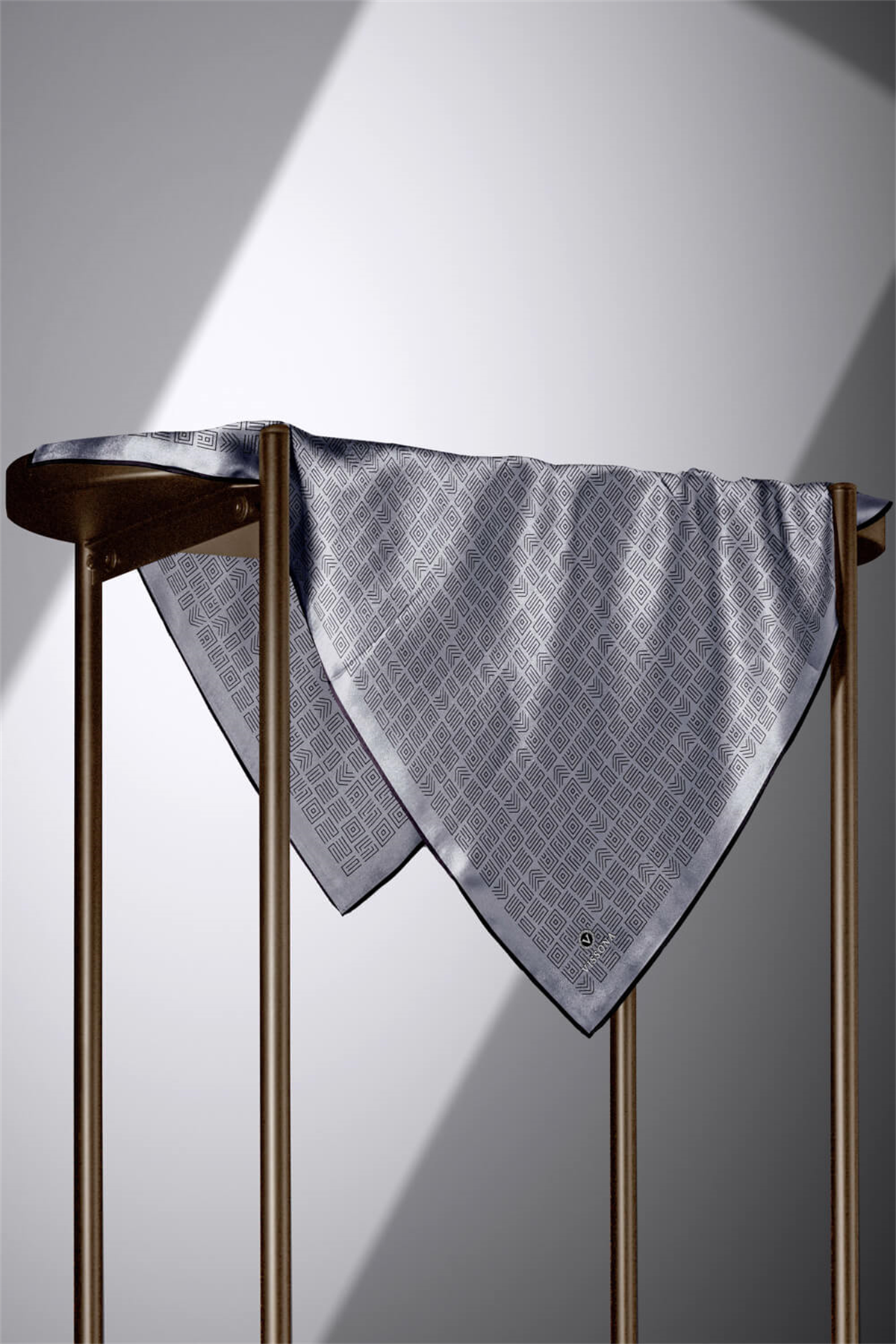 %57 İPEK %43 VİSKON Twill İpek Etnik Motif Desenli Gri - Siyah Renkli 90x90 Eşarp Dikim Şekli : El Dikişi