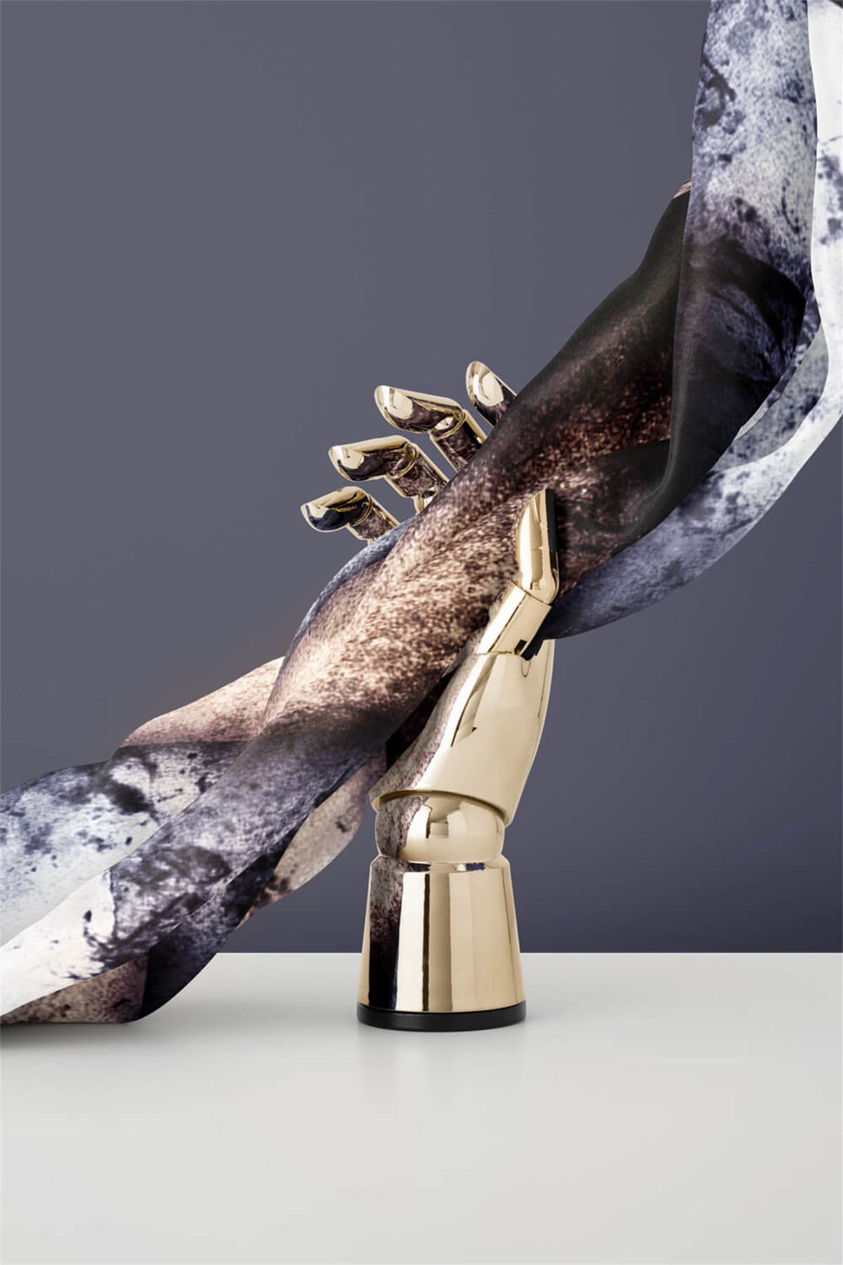 % 57 İPEK % 43 VİSKON Twill İpek Dokulu Ve Geometrik Desenli Bej - Gri Renkli 90x90 Eşarp Dikim Şekli : El Dikişi