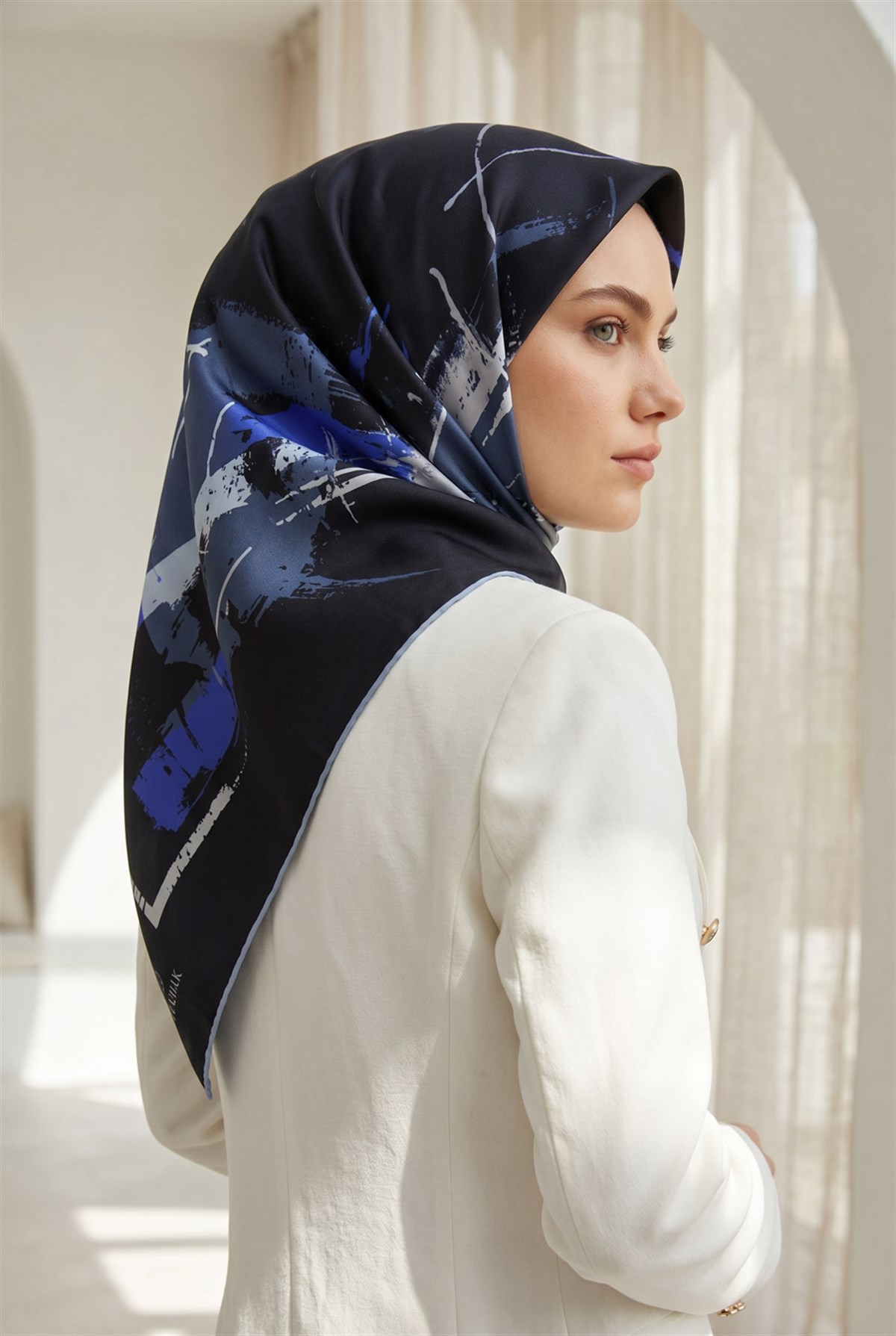 %100 Twill İpek Geometrik Desenli Lacivert - Bebe Mavisi Renkli 90x90 Eşarp Dikim Şekli : El Dikişi