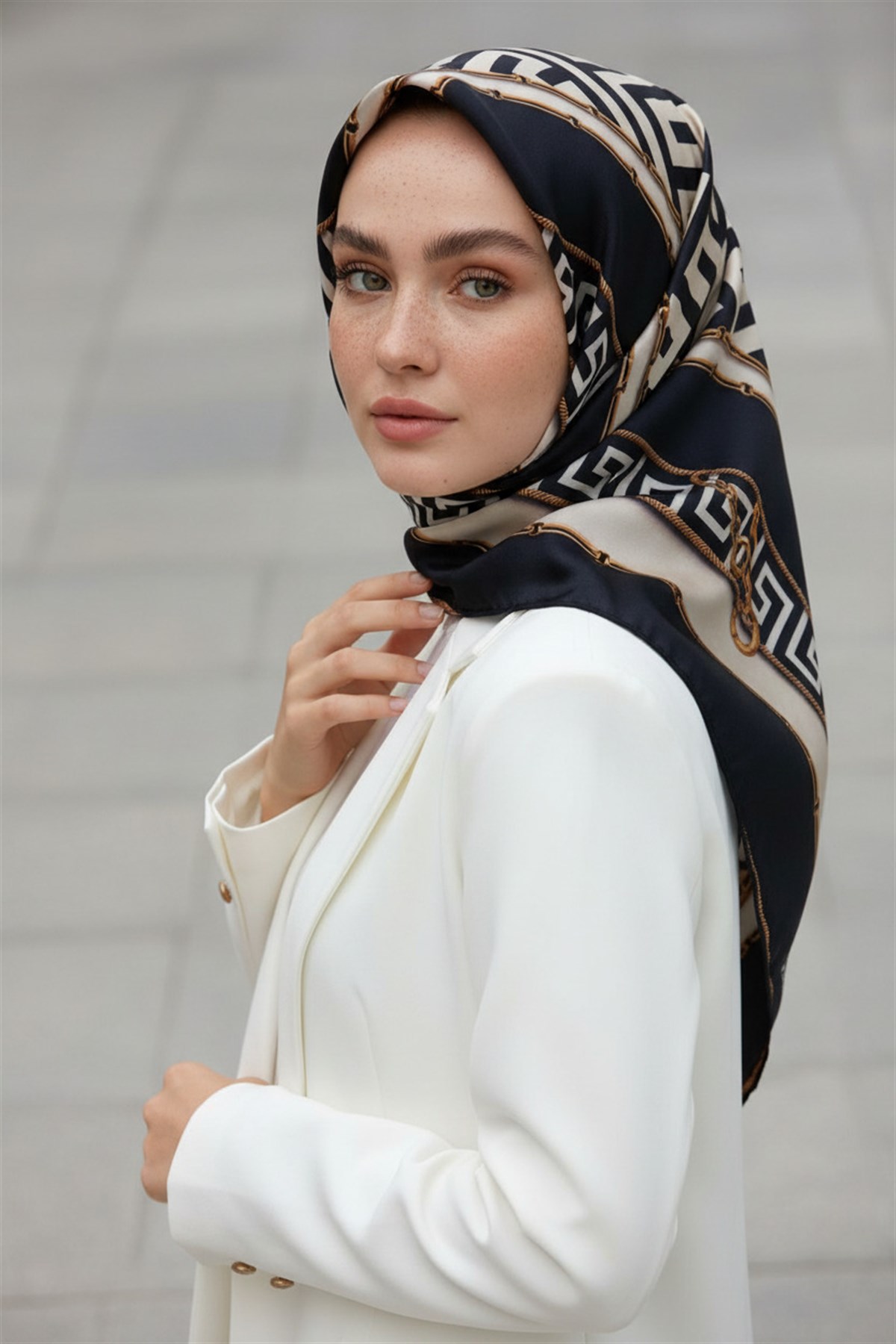 %100 Twill İpek Labirent Ve Geometrik Desenli Lacivert - Krem Renkli 90x90 Eşarp Dikim Şekli : El Dikişi
