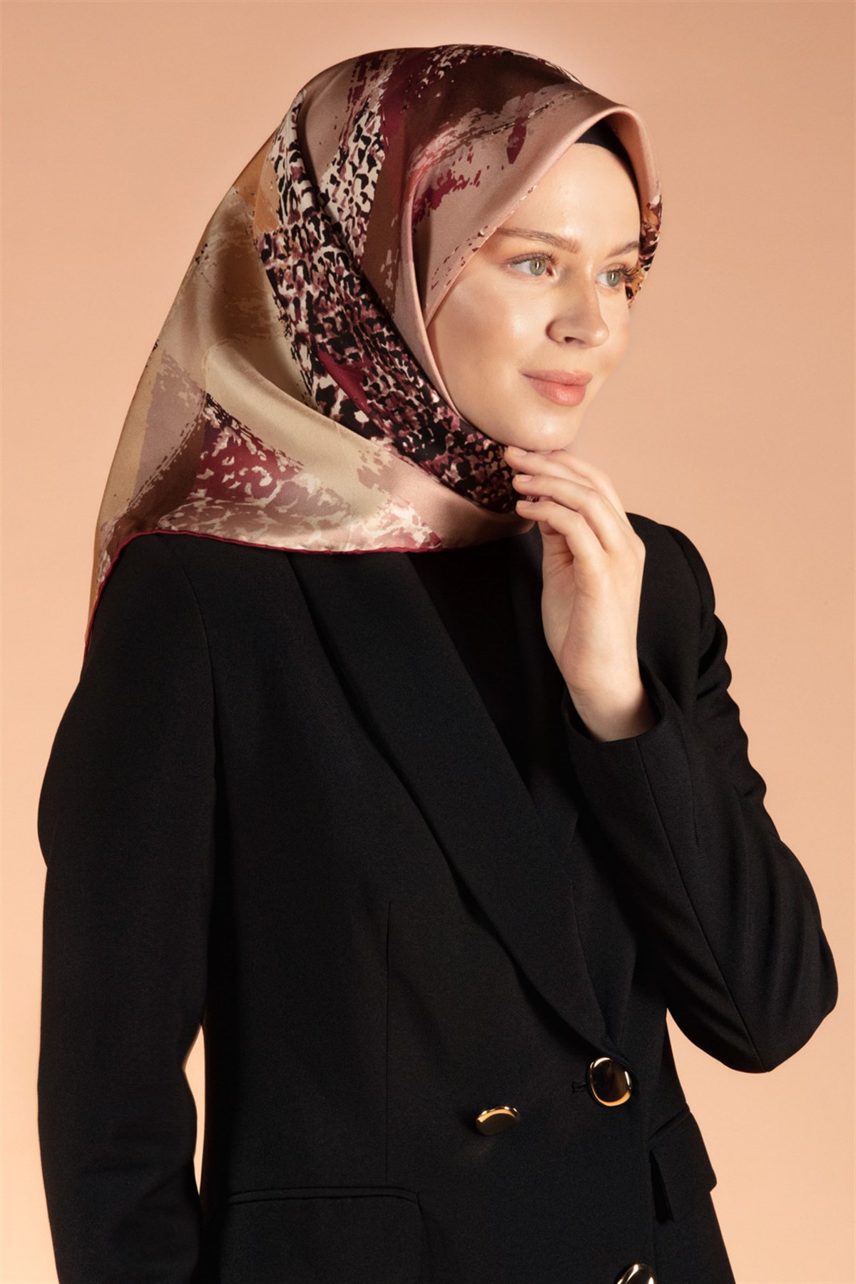 %100 Twill İpek Leopar ve Fırça Desenli Bordo Renkli 90x90 Eşarp Dikim Şekli : El Dikişi