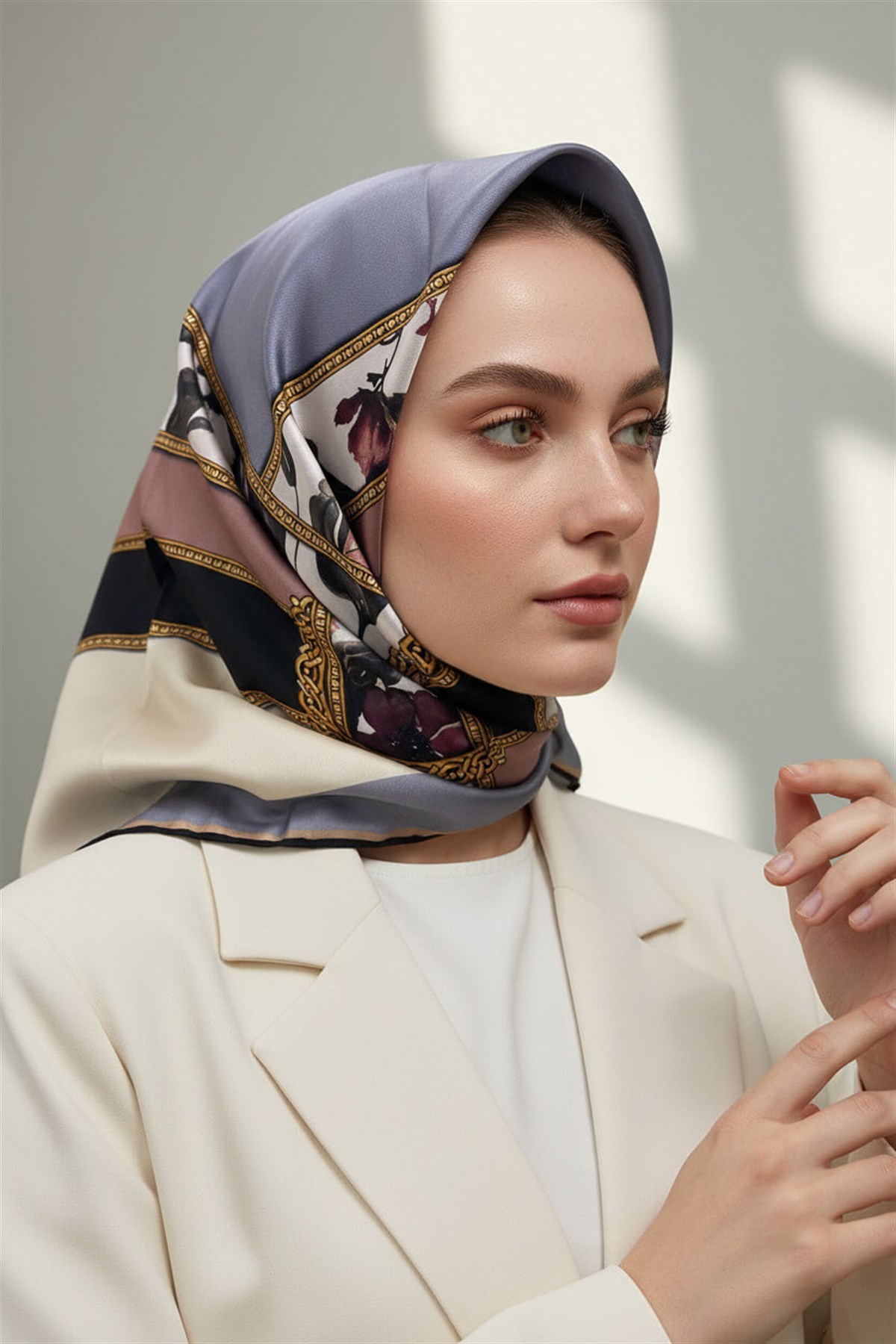 100% Twill İpek Şeritli Çiçek Desenl Gri - Pudra Renkli 90x90 Dikim Şekli : El Dikişi Eşarp